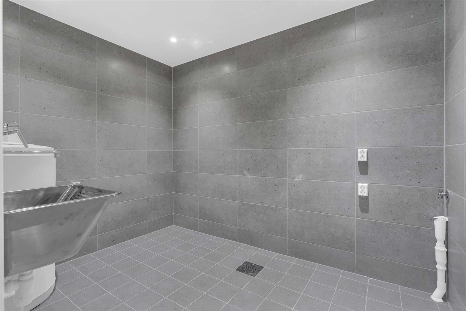 Vaskerommet er utstyrt med utslagsvask og opplegg for vaskemaskin. Galleribilde