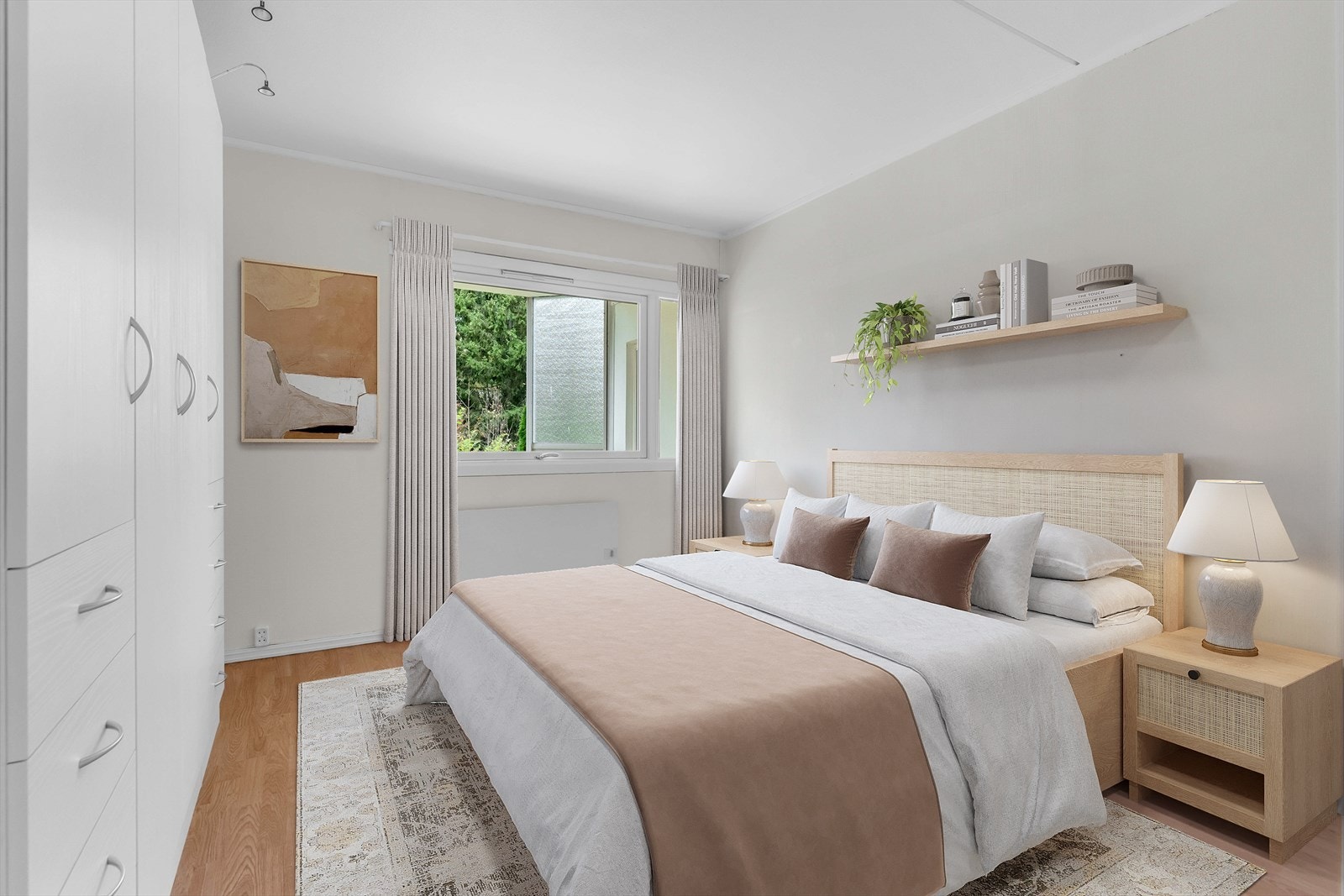 Det er to pene soverom i leiligheten, og begge har store, nordvestvendte vinduer som sørger for rikt, naturlig lysinnslipp og gode luftemuligheter - Digitalt stylet. Galleribilde