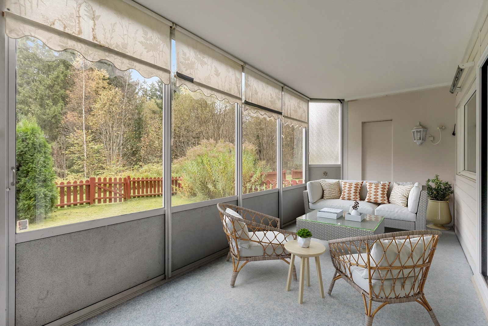 Balkongen har teppelagt dekke, og innglassingen kan skyves til side for å fjerne skillet mellom balkong og hage. Galleribilde