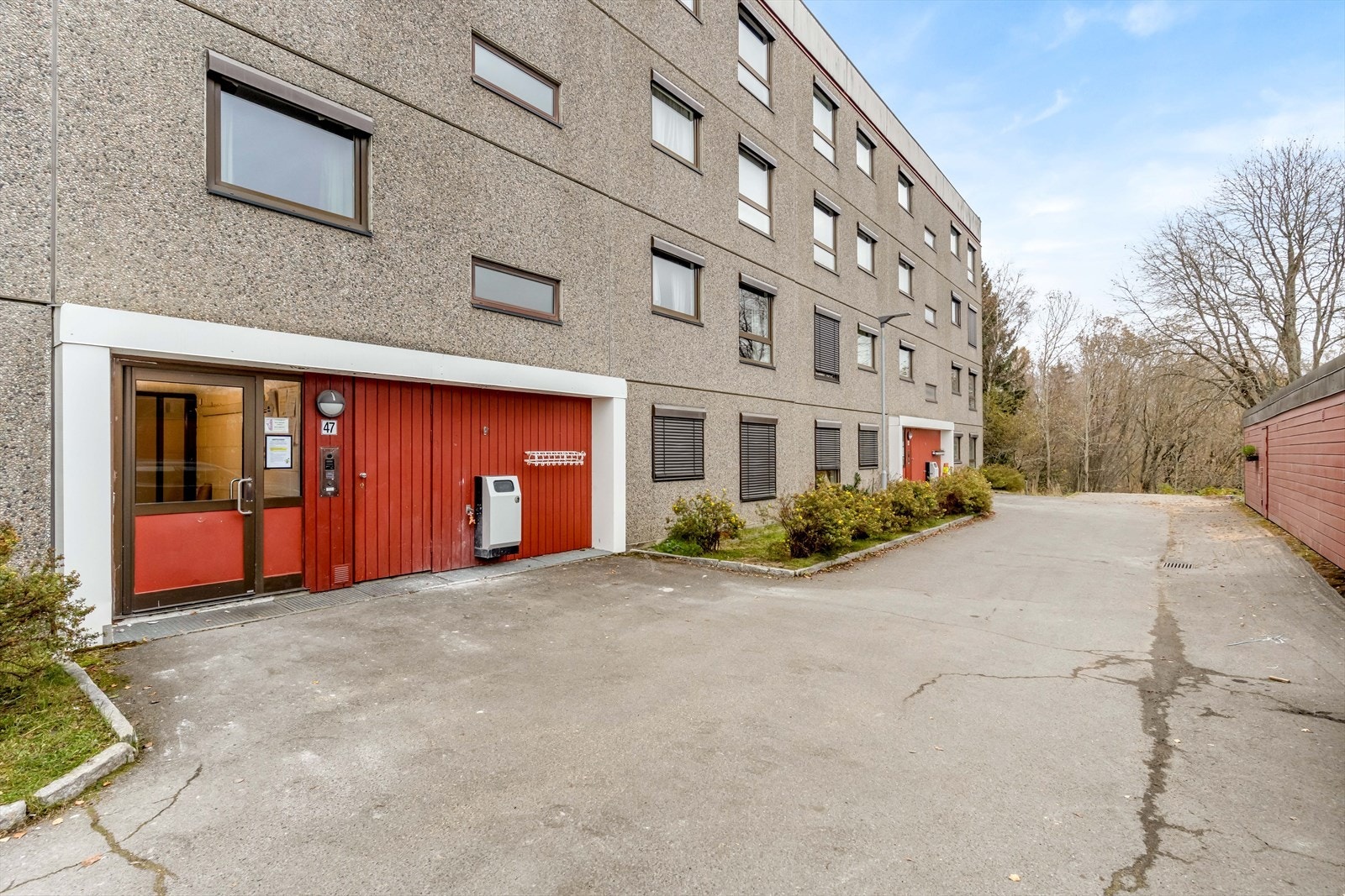 Eiendommen ligger meget familievennlig og attraktivt til, med nærhet til lekeplasser, busstopp, treningssenter og idrettsanlegg, samt kort vei til skoler, barnehager, butikker og populære turområder. Galleribilde