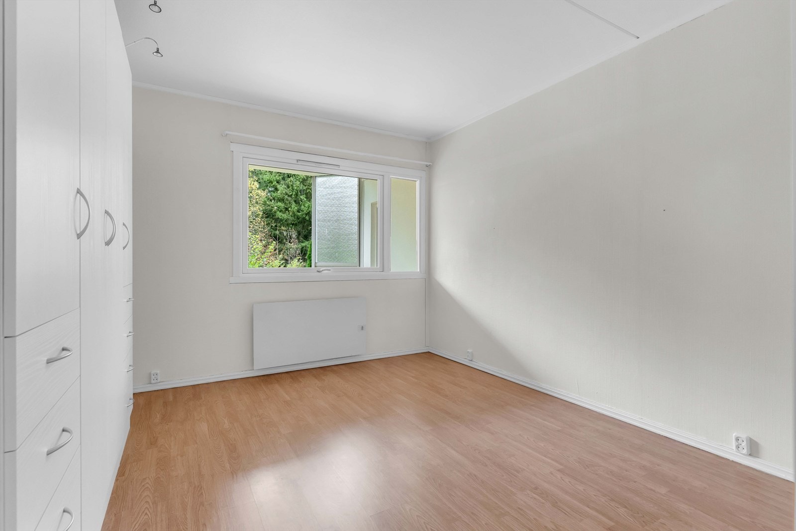 Det er garderobeløsning på det største soverommet. Galleribilde