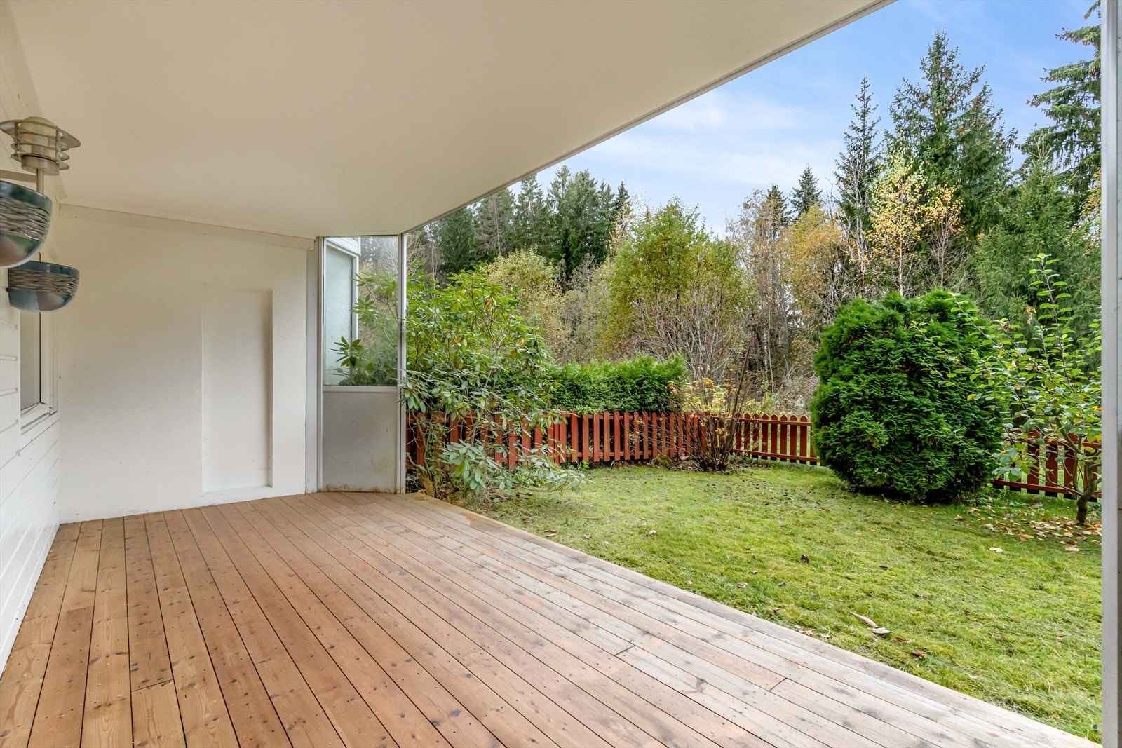 Eiendommen ligger meget familievennlig og attraktivt til, med nærhet til lekeplasser, busstopp, treningssenter og idrettsanlegg, samt kort vei til skoler, barnehager, butikker og populære turområder. Galleribilde