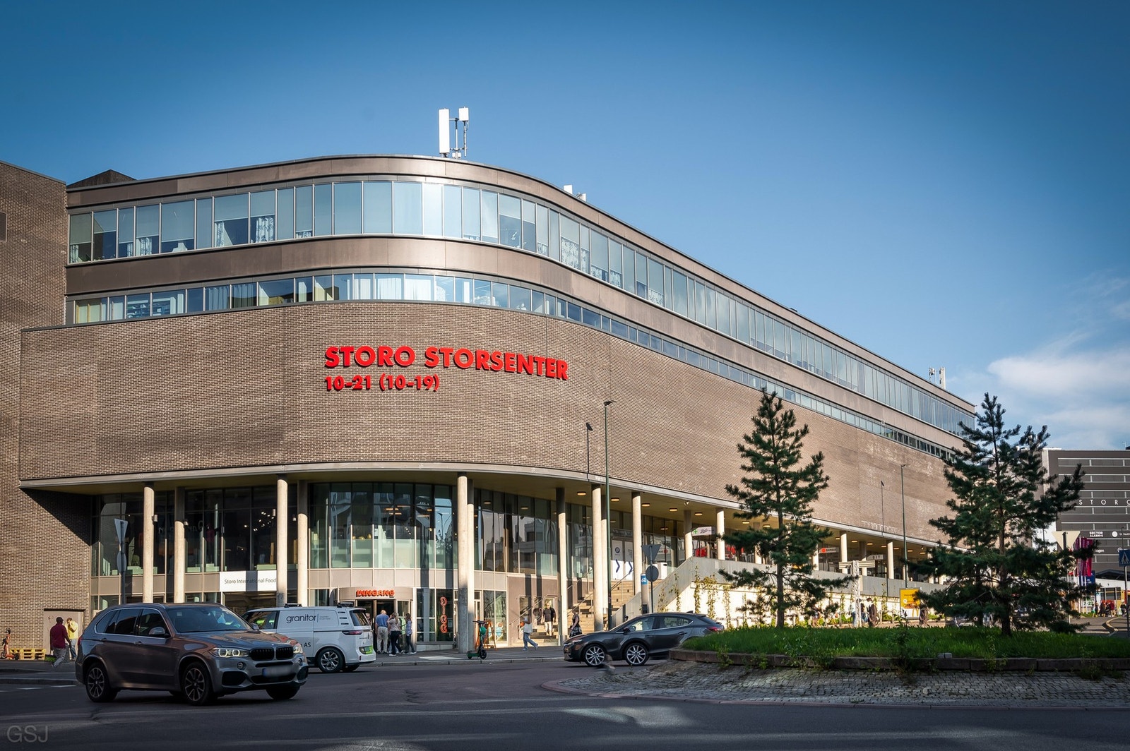 Et trikkestopp unna, finner du også Storo Storsenter med en rekke butikker og dagligvare. Galleribilde