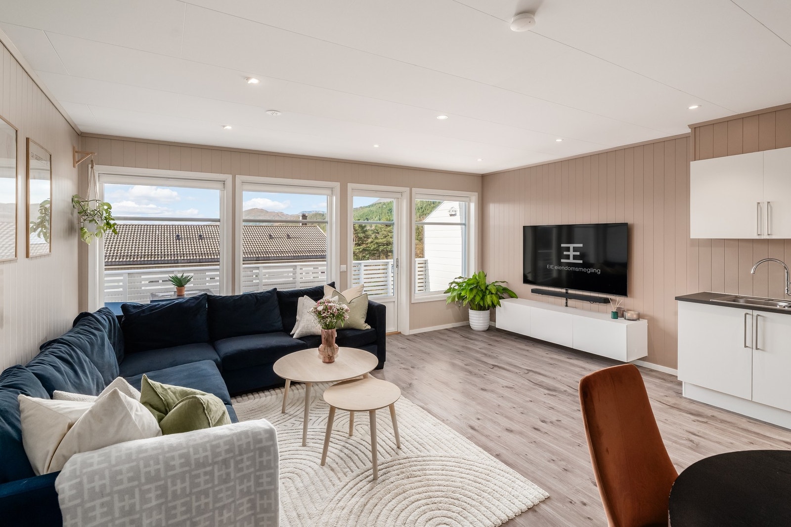 I tillegg til stor terrasse i første etasje er det veranda i 2. etasje også, med utgang fra stue. Galleribilde