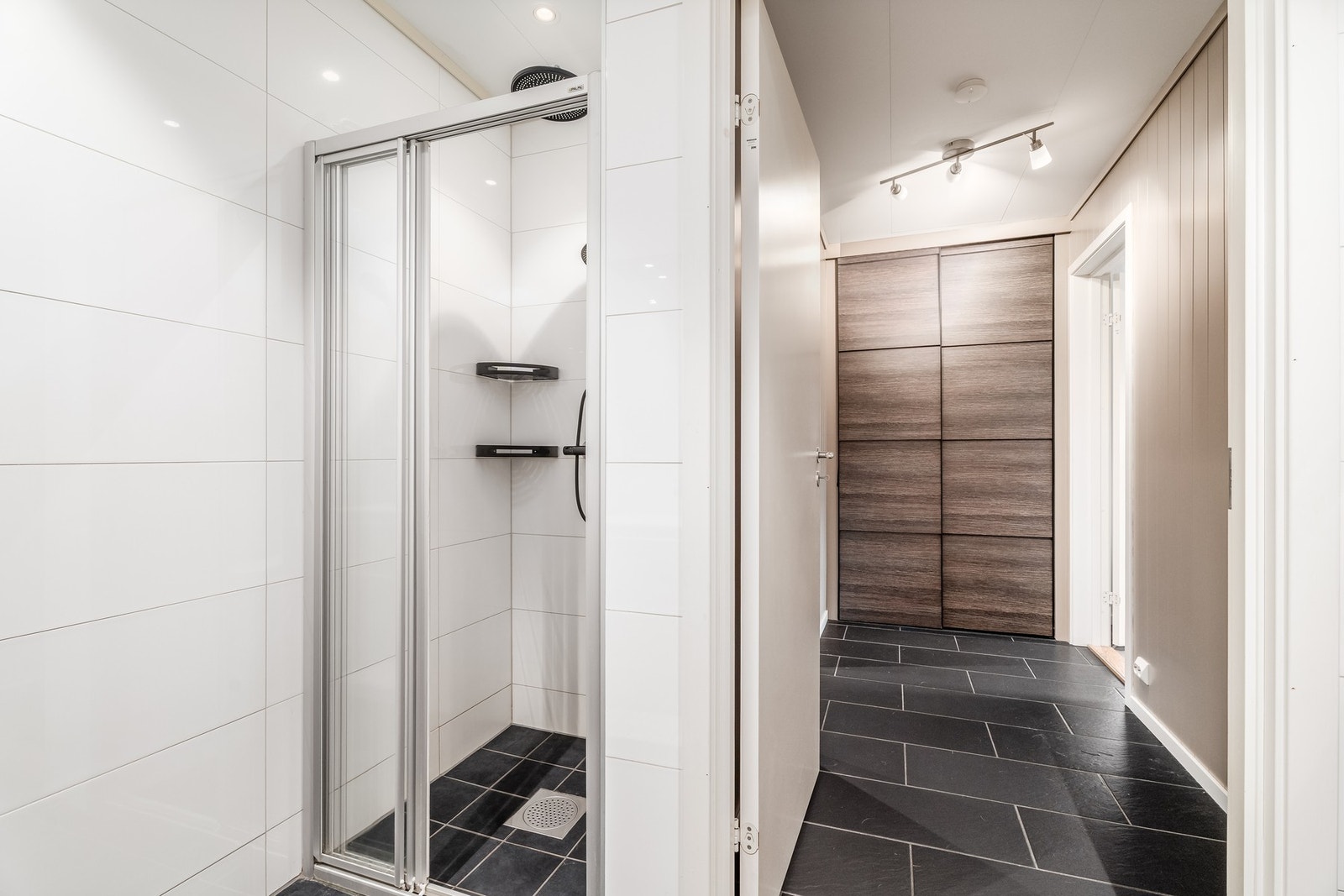 Badet har praktisk beliggenhet i første etasje ved siden av soverommene. Galleribilde