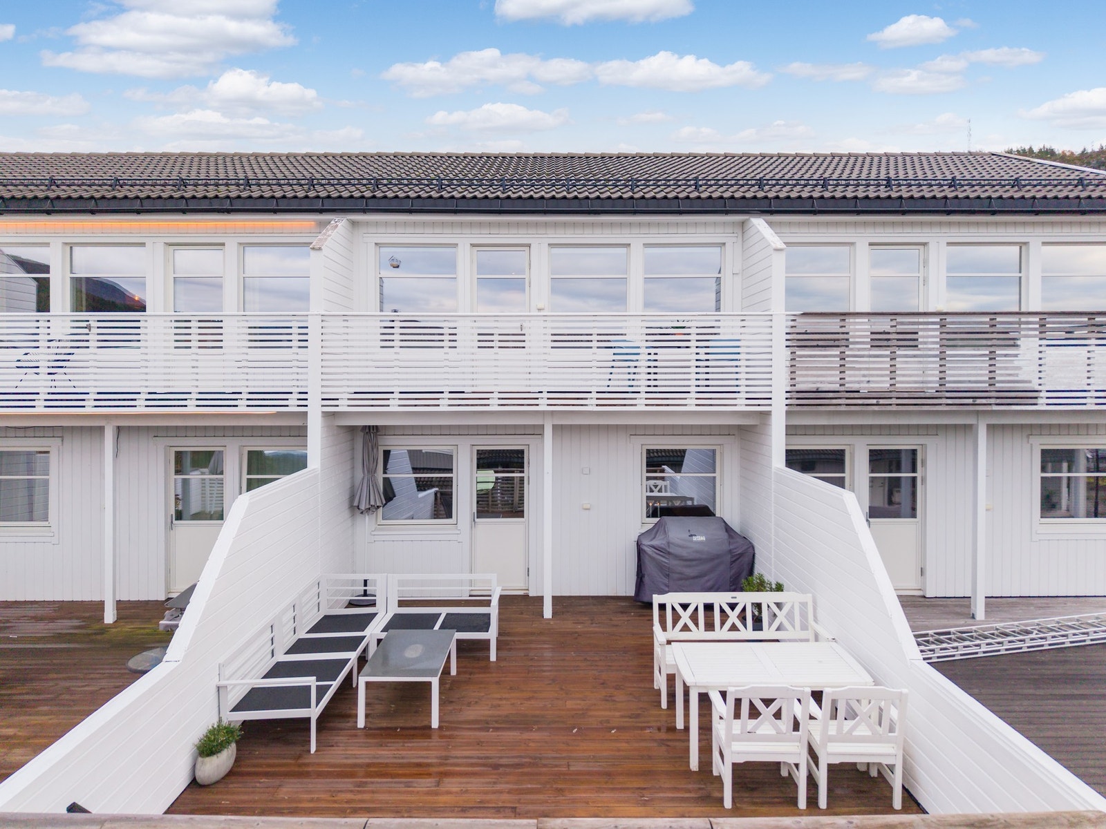 Terrassen i første etasje er på ca 37 kvm og i 2. etasje har du ca 7-8 kvm. Gull verdt når du har behov for å nyte favorittboka under åpen himmel eller invitere til sommerfest. Galleribilde