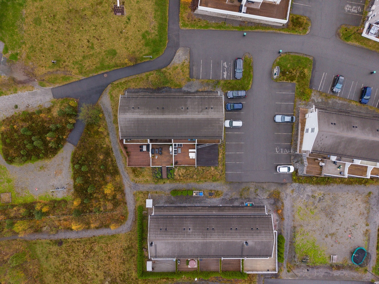 Fugleperspektiv over terrasse og parkeringsplasser. Galleribilde