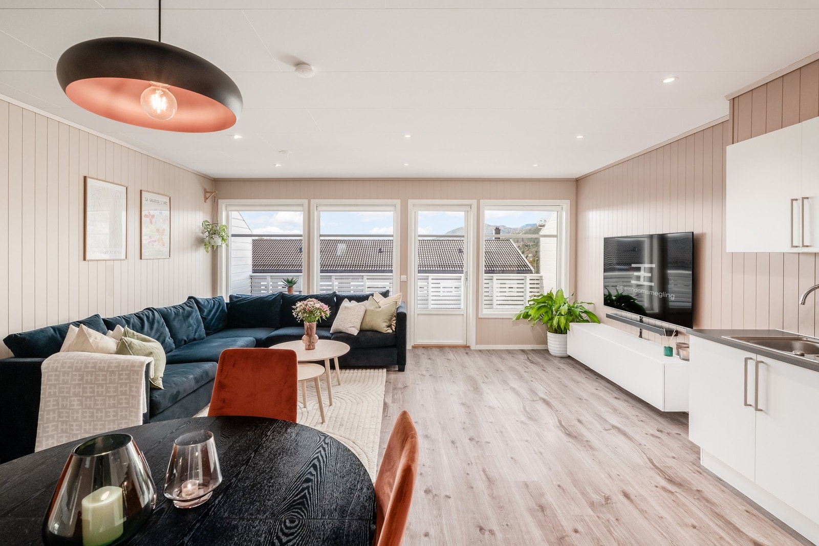 Denne boligen har 3-lags isolérglass og ledspottene har selvsagt dimming. Galleribilde