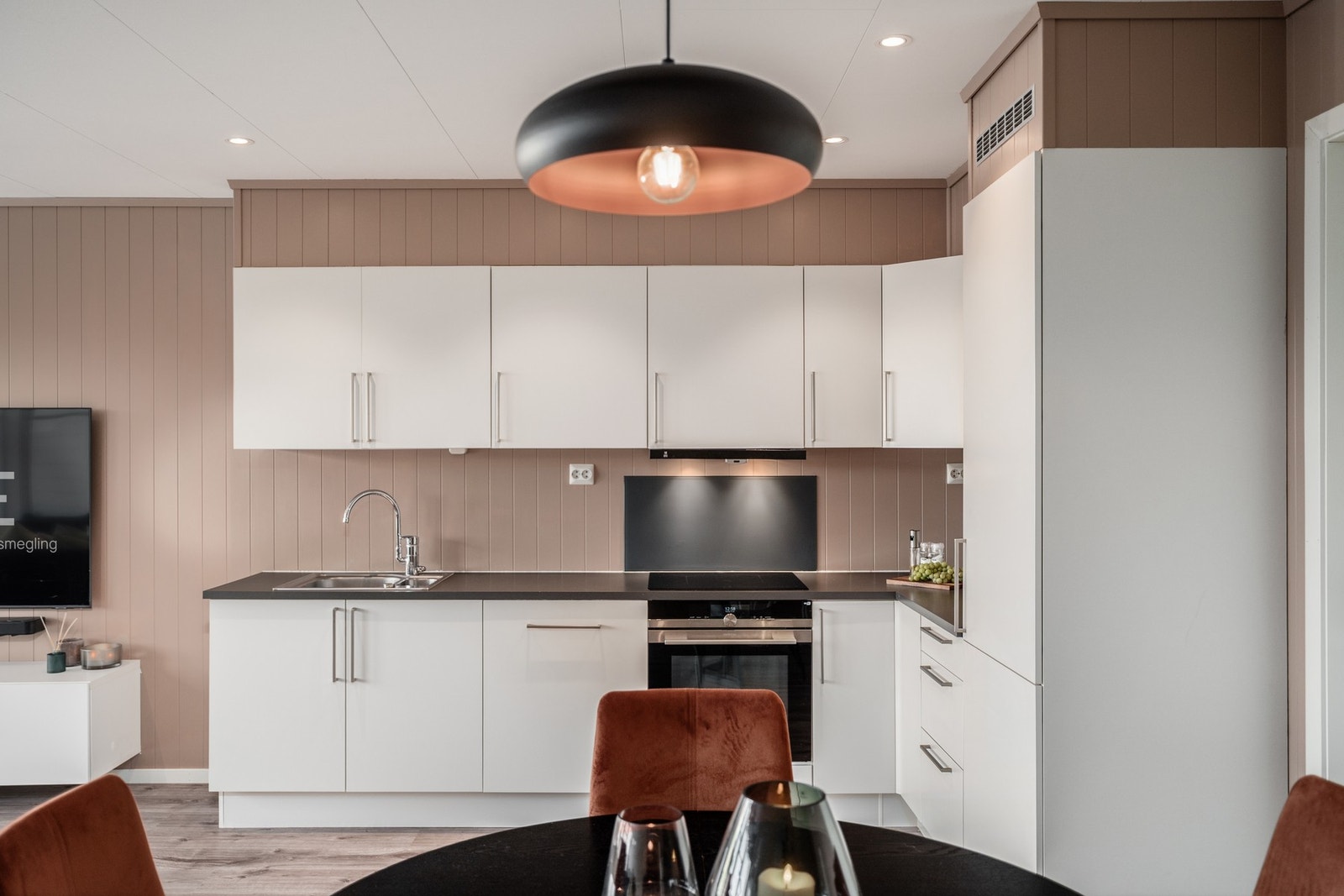 Oppe i 2. etasje har man et flott kjøkken fra velkjente HTH. Galleribilde