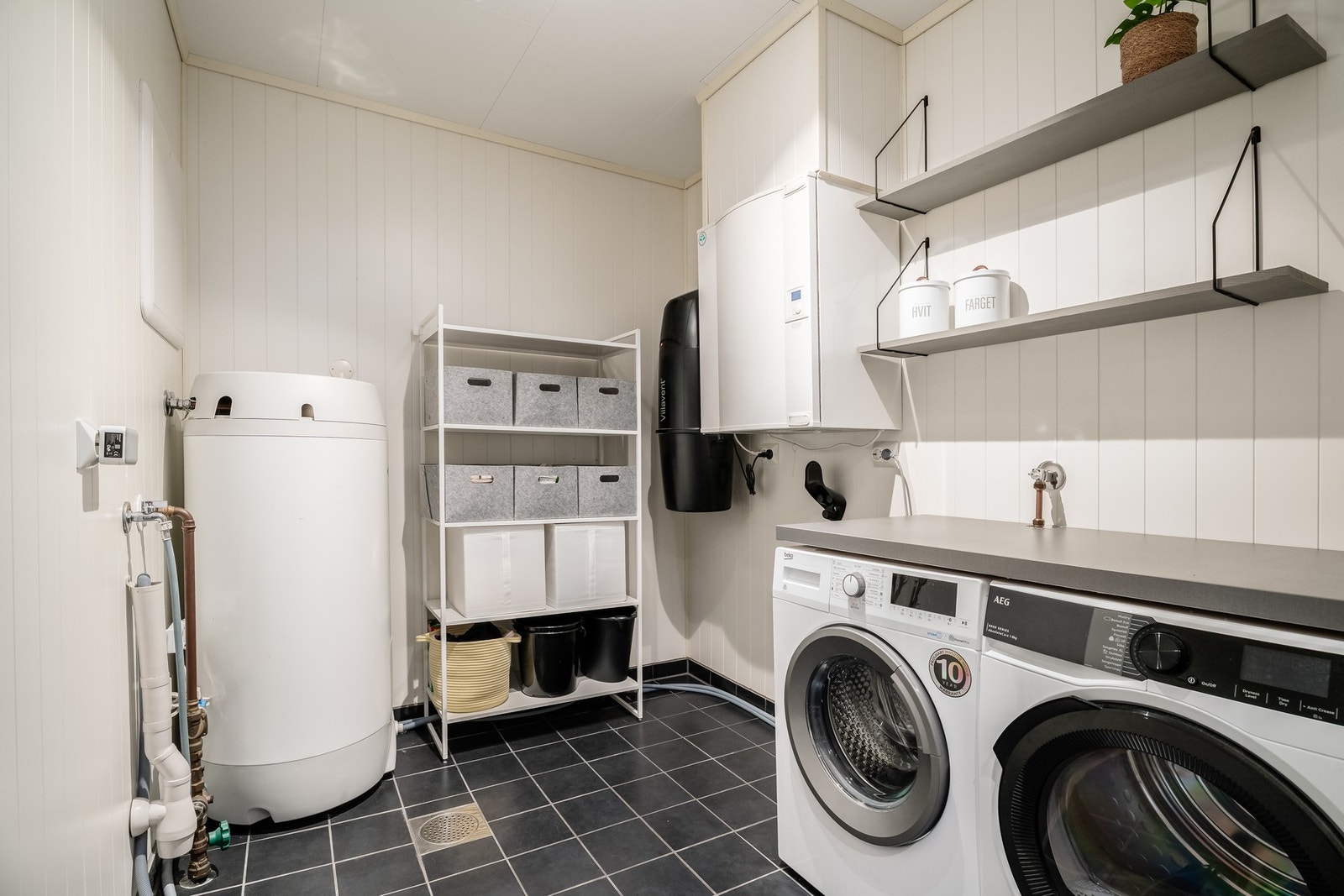 Vaskerommet er godt utrustet med blant annet sentral for ventilasjonsanlegg, inspeksjonsluke for rør-i- rør, sentralstøvsuger og ikke minst arbeidsplass over hvitevarer. Galleribilde