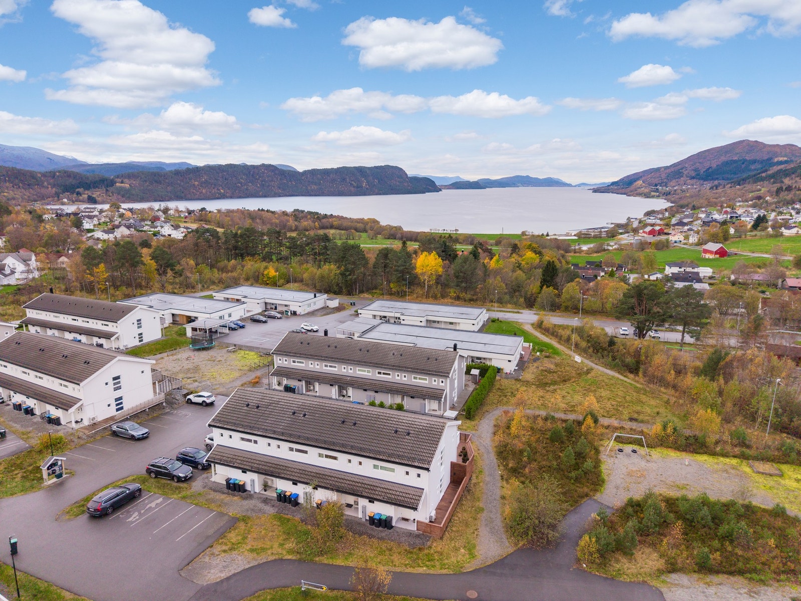 Dronebilde fra området og utover Grytafjorden Galleribilde