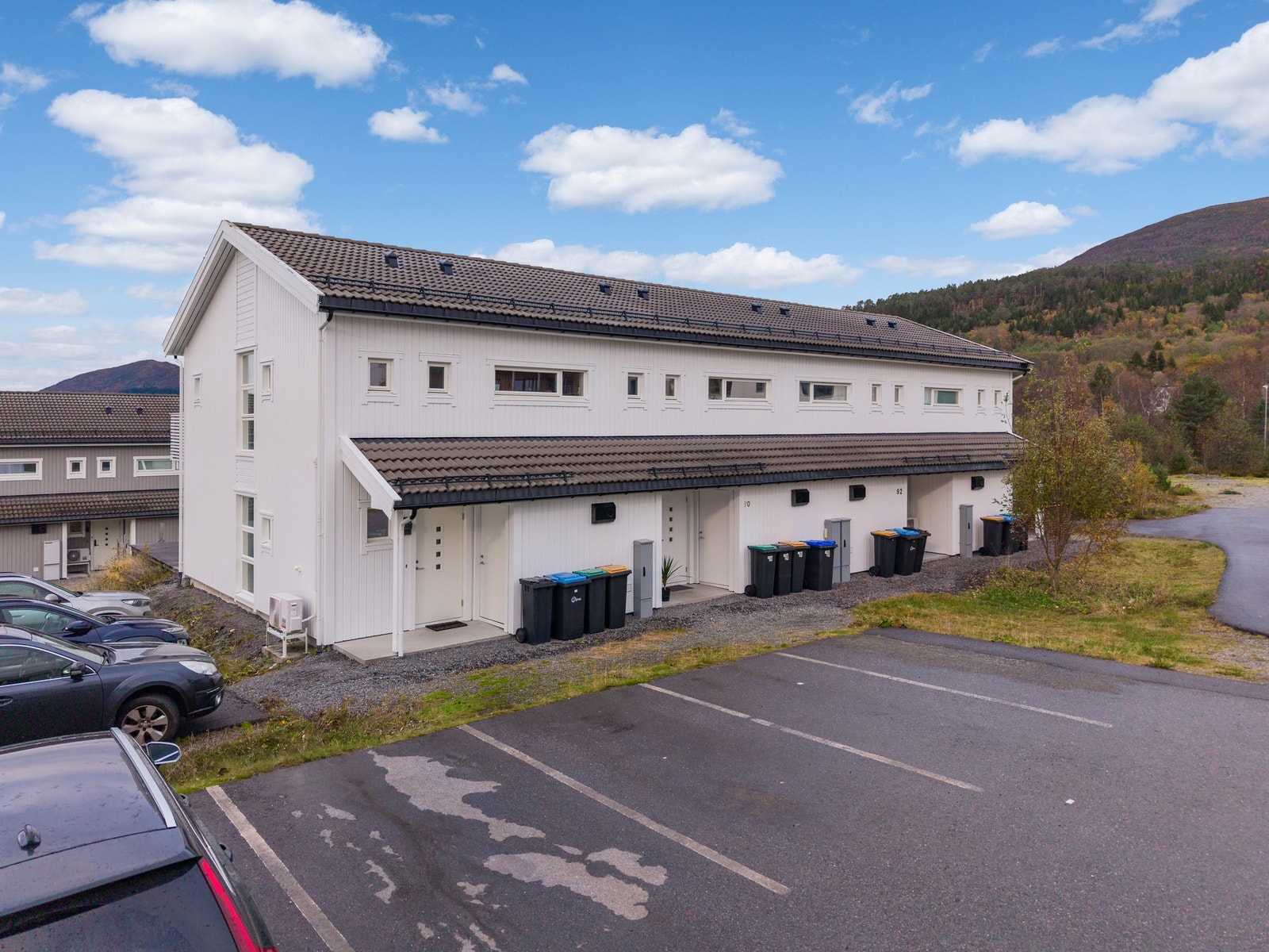 Det medfølger 2 parkeringsplasser, foran inngangsparti og ved endevegg og det er ikke minst trappefri adkomst. Galleribilde