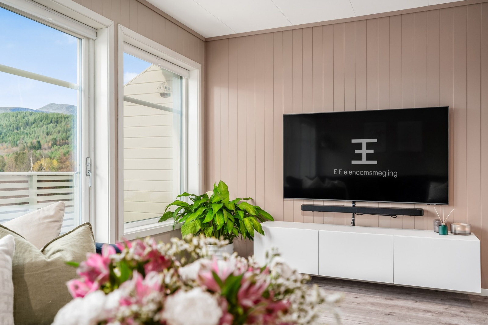 Fasaden som er vestvendt har plisségardiner på noen av vinduene. Galleribilde