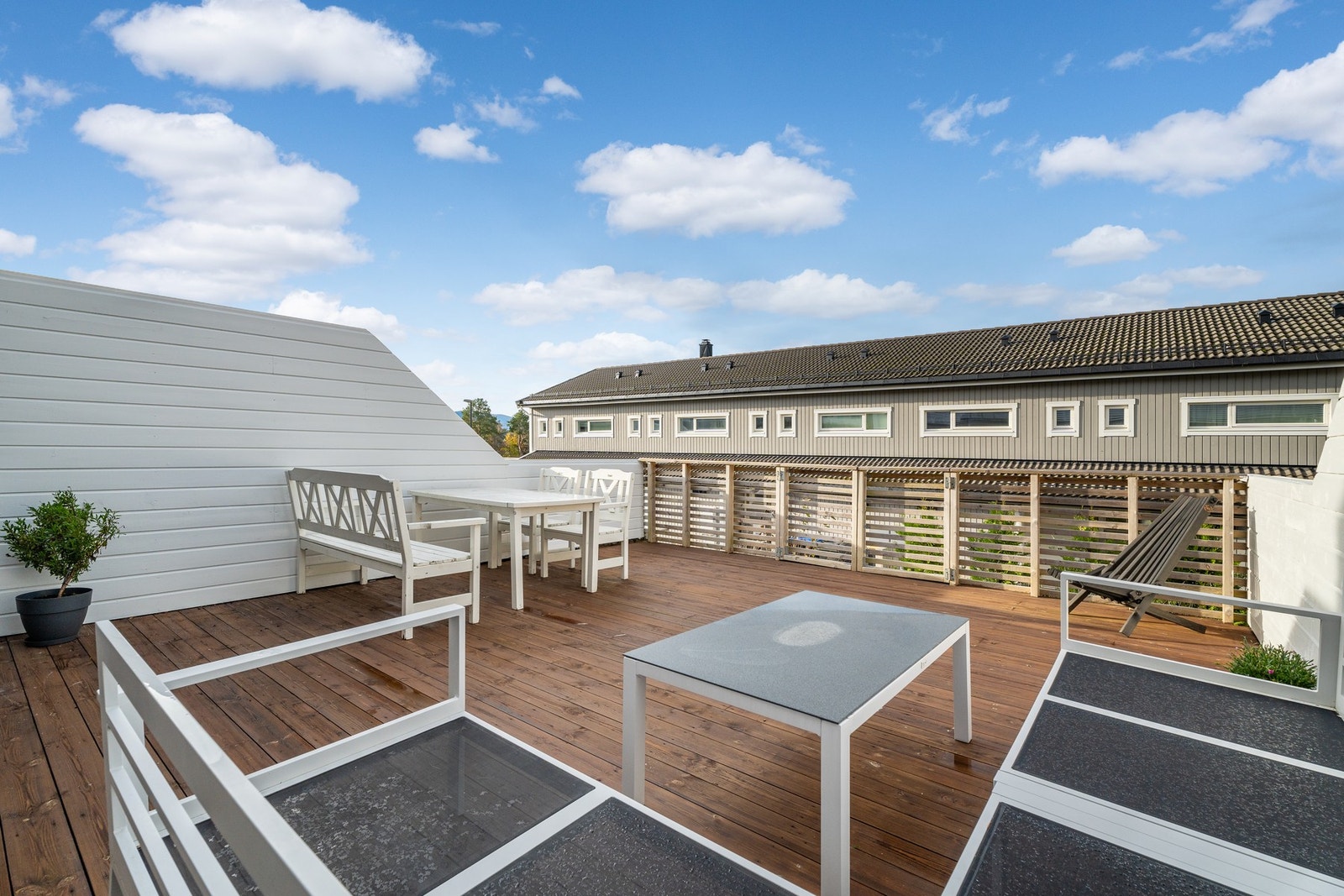 Selv høstsola viser seg på terrassen, legg også merke til gode skillevegger. Her har du hele 37 kvadratmeter å kose deg på. Galleribilde