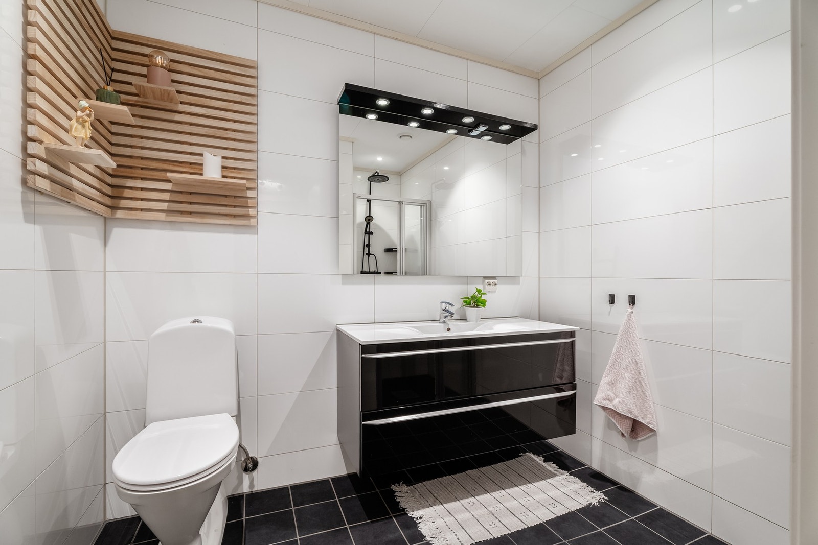 Romslig og pent bad med helstøpt servant og servantinnredning med 2 skuffer. Garnityr og blandebatteri i dusj er nytt. Galleribilde