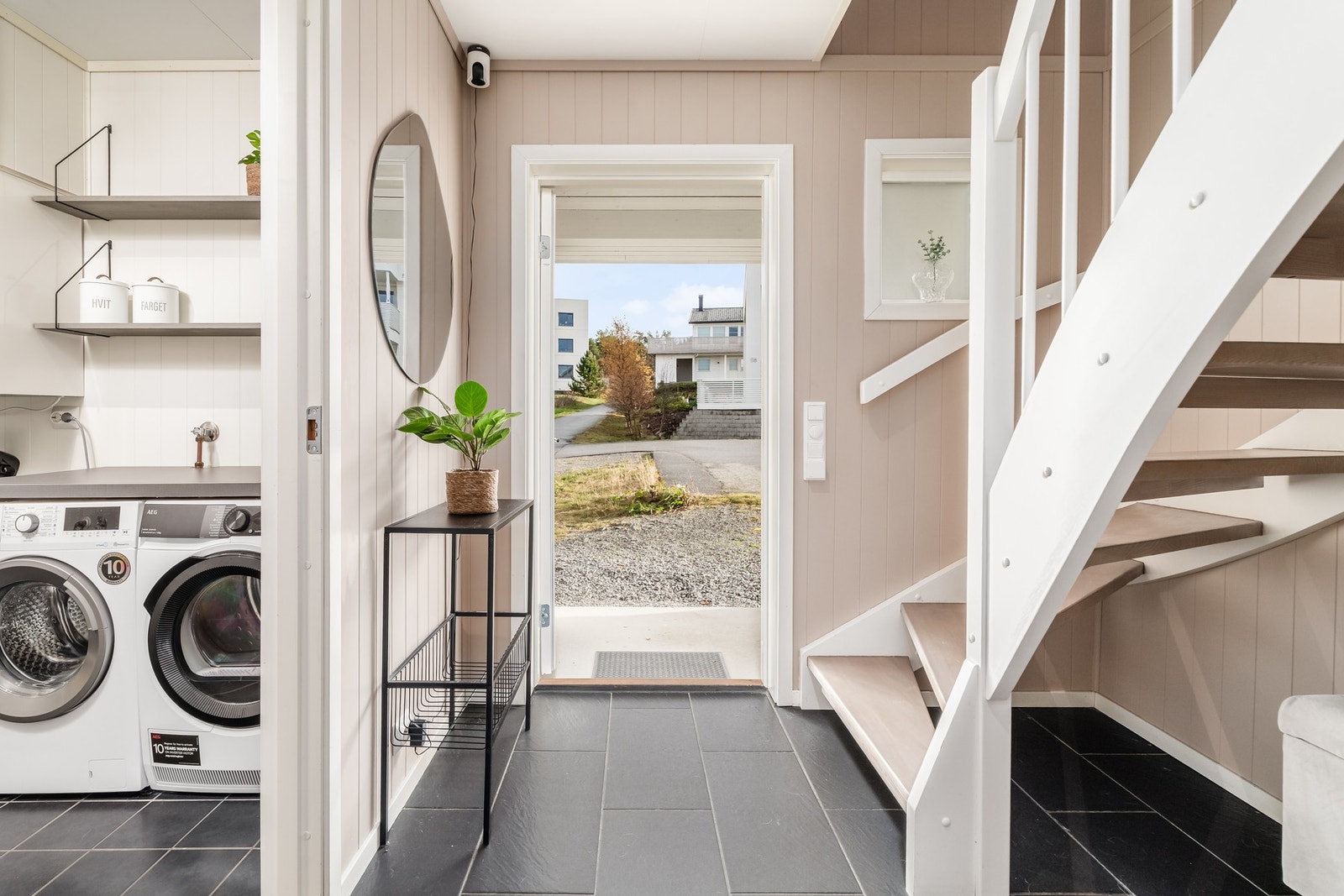 Gangen og vaskerommet har flislagte gulv, og i gangen er det varmekabler. Galleribilde