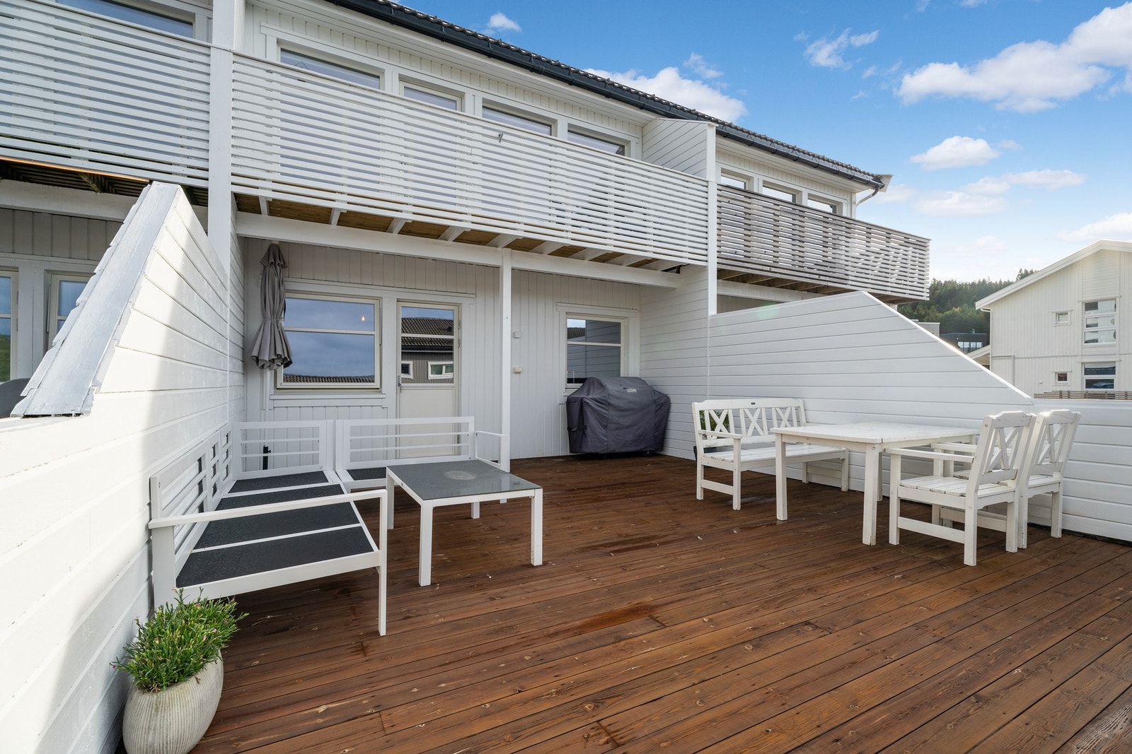 Når våren kommer har du laget til her med egne hagemøbler, blomster og gjort klar grillen. Det er bare å glede seg. Galleribilde