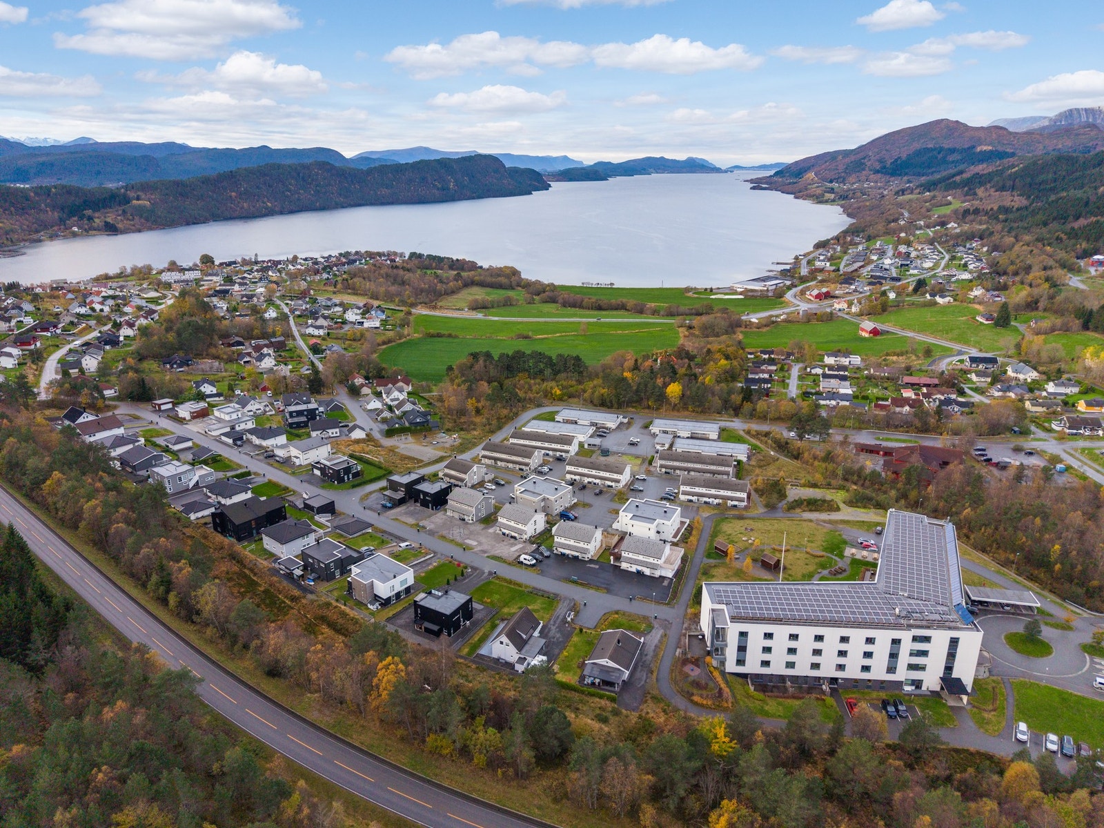 Landlig og fin beliggenhet og med kort kjøretur både til Digerneset og til Moa. Galleribilde