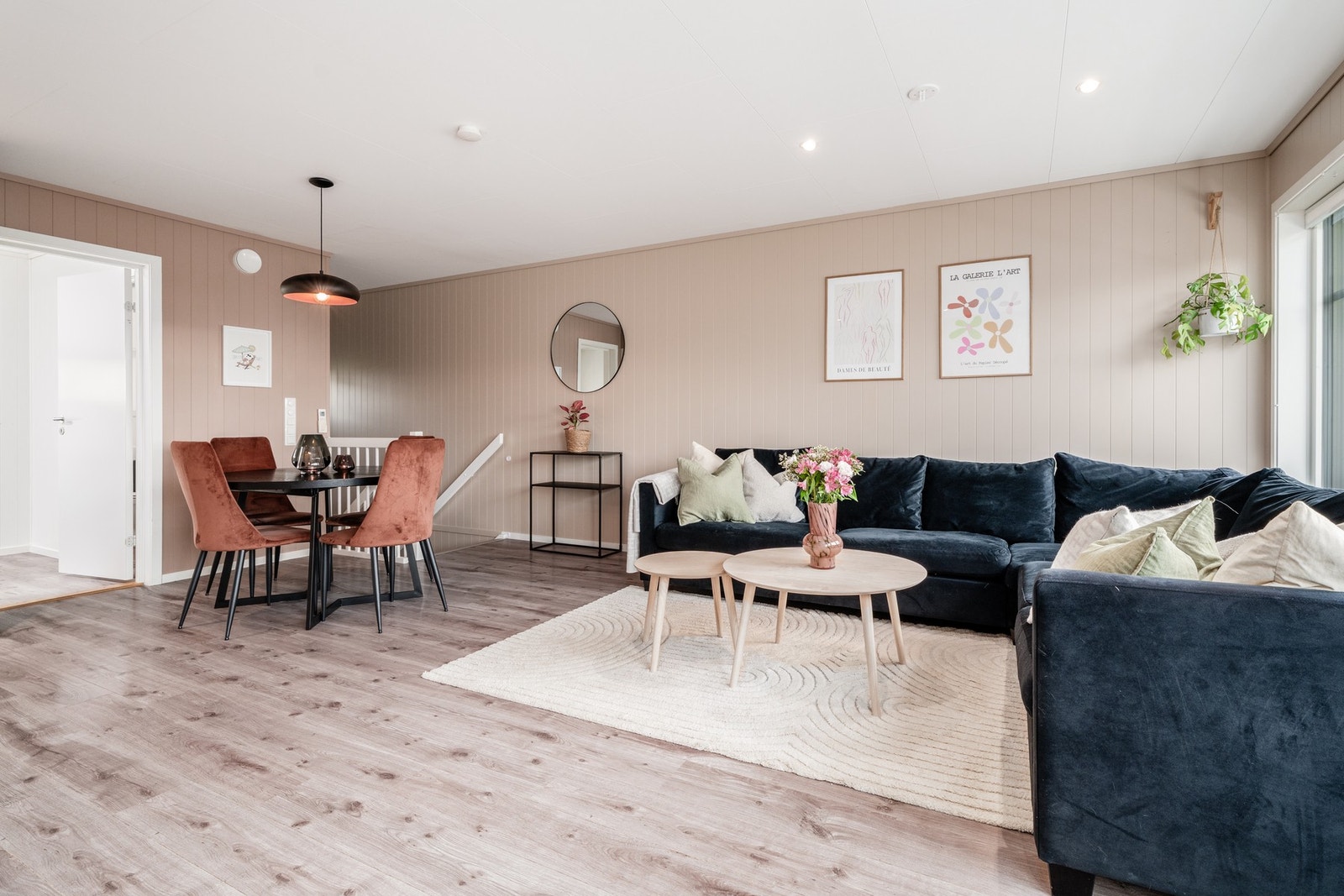 Døren til venstre på bildet er til bod og her har man også tilgang til loft via loftsluke. Galleribilde