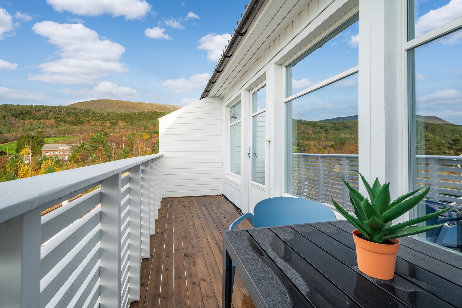 Verandaen i 2. etasje er på 7-8 kvm og kan by på noe utsikt samt gode solforhold. Galleribilde