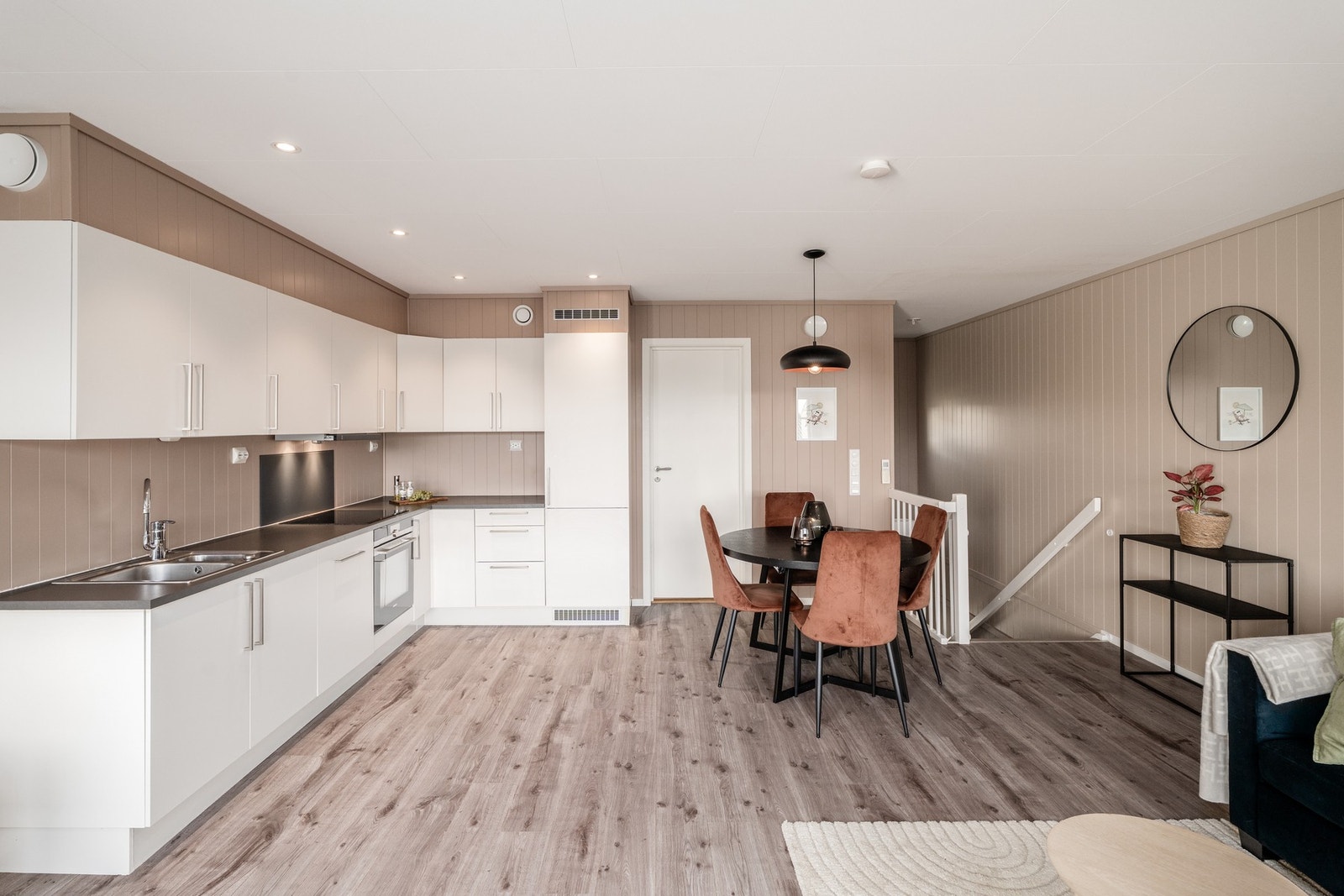 På kjøkkenet er det integrerte hvitevarer med induksjonstopp ( 2024), stekeovn, oppvaskmaskin og kjøleskap. Galleribilde