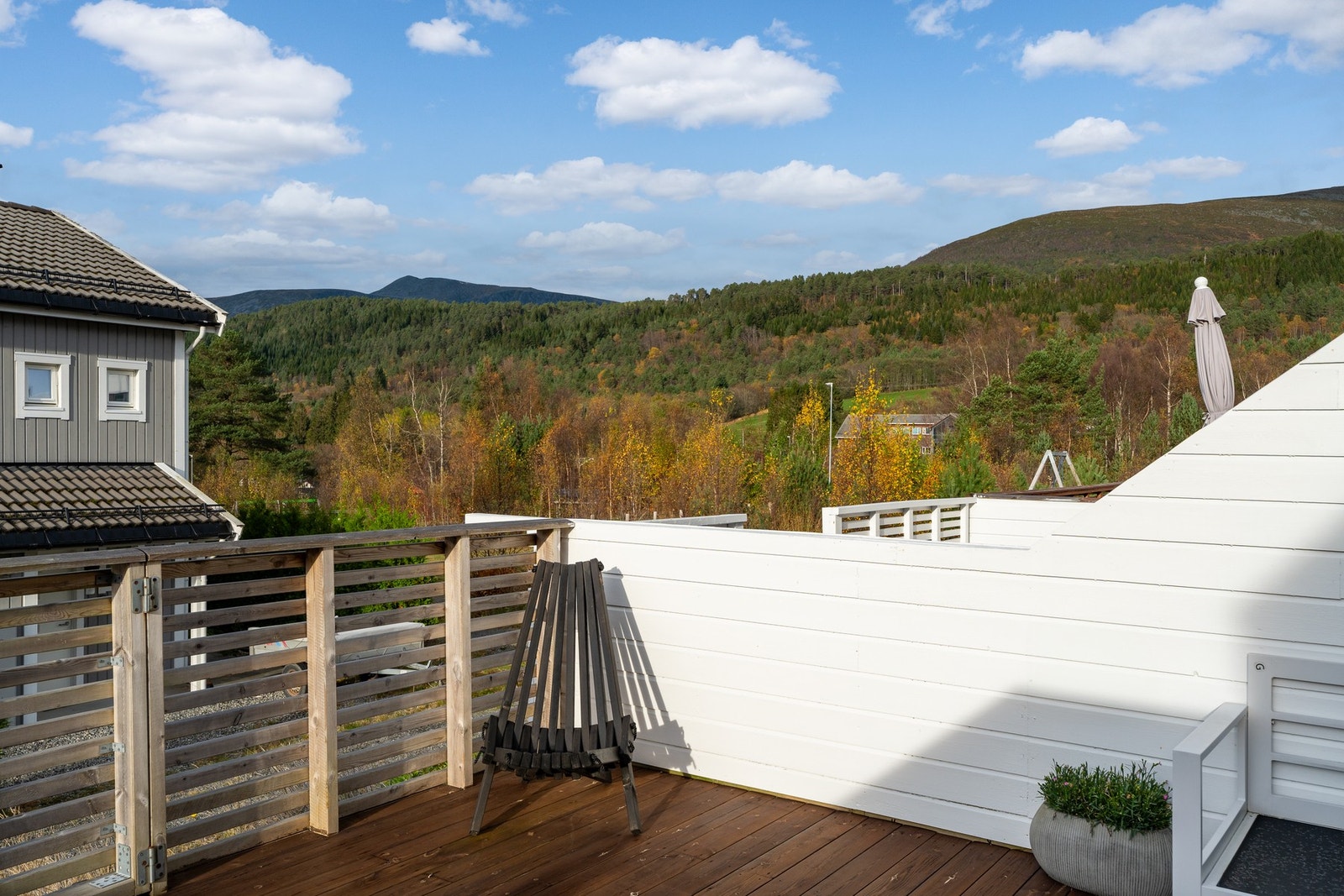 Utsikten er heller ikke så verst, dessuten har du et godt utvalg av turmuligheter rett utenfor egen stuedør. Galleribilde