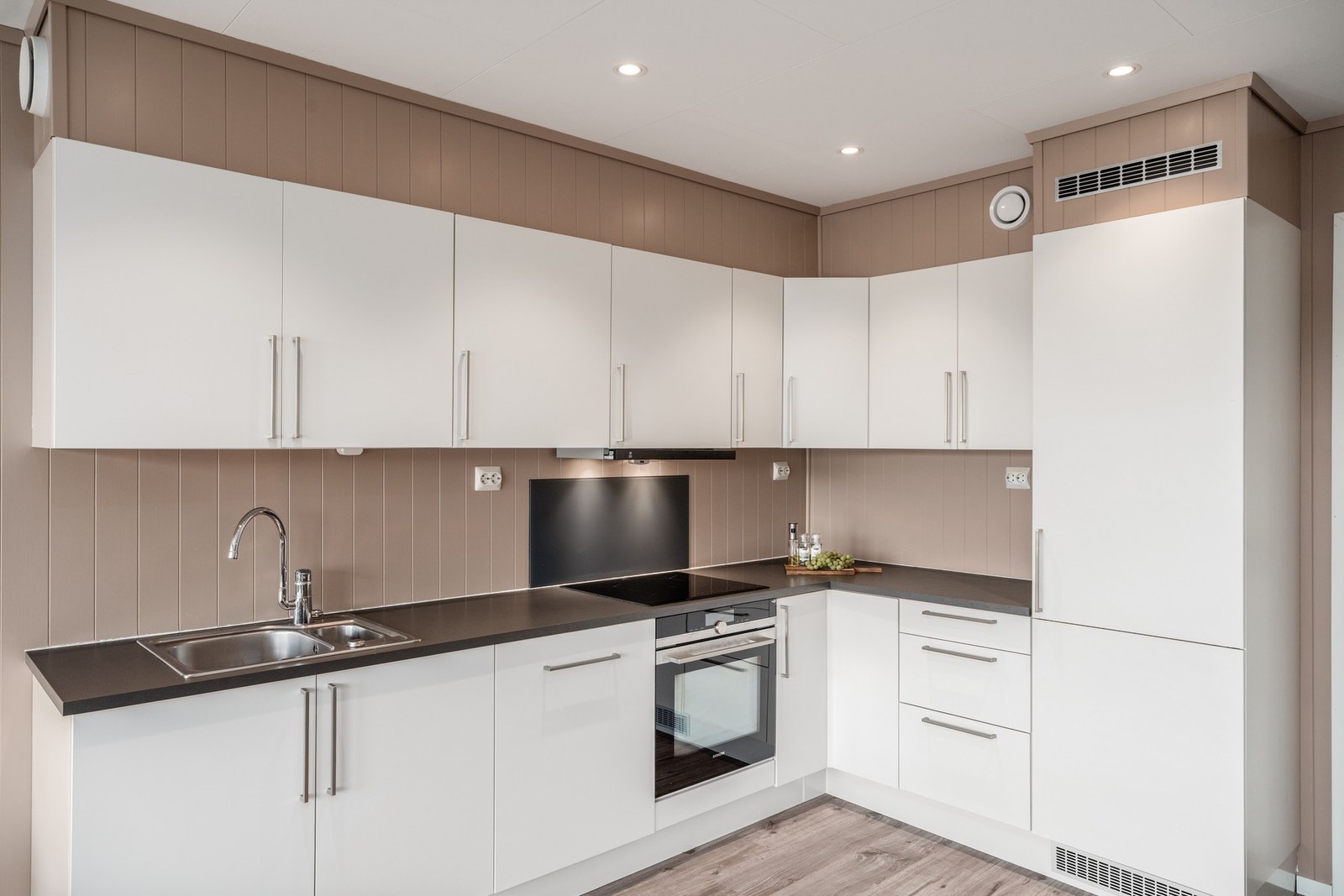 Kjøkkenet er også utstyrt med komfyrvakt og kjøkkenvifte med utsug fra Røroshetta. Legg også merke til alle elpunktene på vegg over benkeplate. Galleribilde