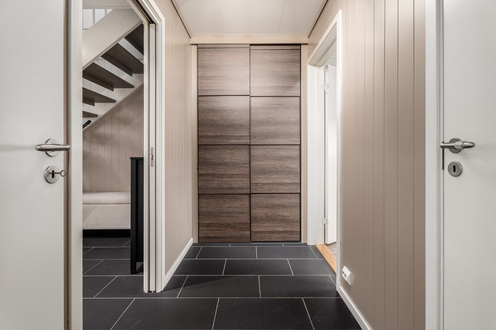 Flott skyvedørsgarderobe i gangen. Legg merke til at du kan stenge av videre inn mot gang og soverommene ved bruk av skyvedør mellom yttergang og gang. Galleribilde