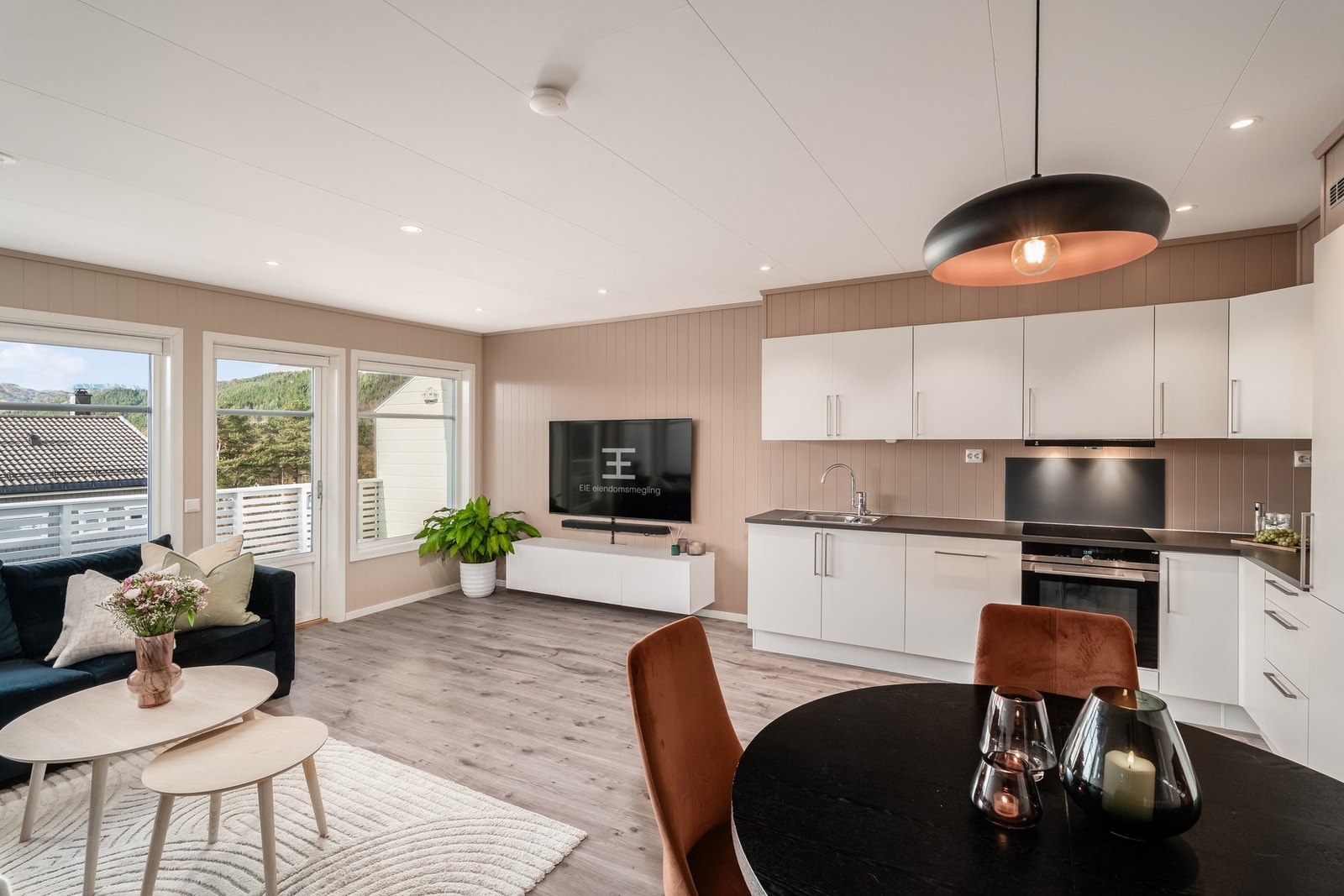 Lys og luftig løsning for stue/kjøkkendelen, legg også merke til ledbelysningen i taket. Galleribilde