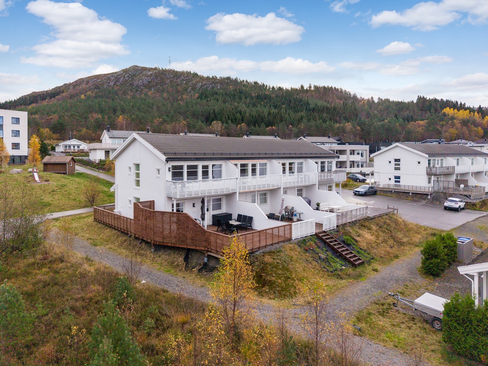 Nabolaget består primært av tilsvarende småhusbebyggelse. Galleribilde