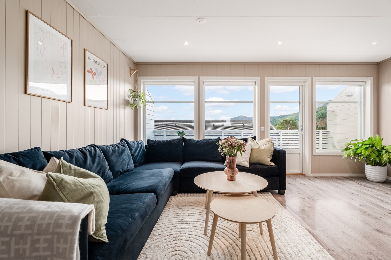 Boligen er lys og luftig og har ca 44 kvm på hver etasje, her kan du innrede og dekorere akkurat etter din smak. Galleribilde