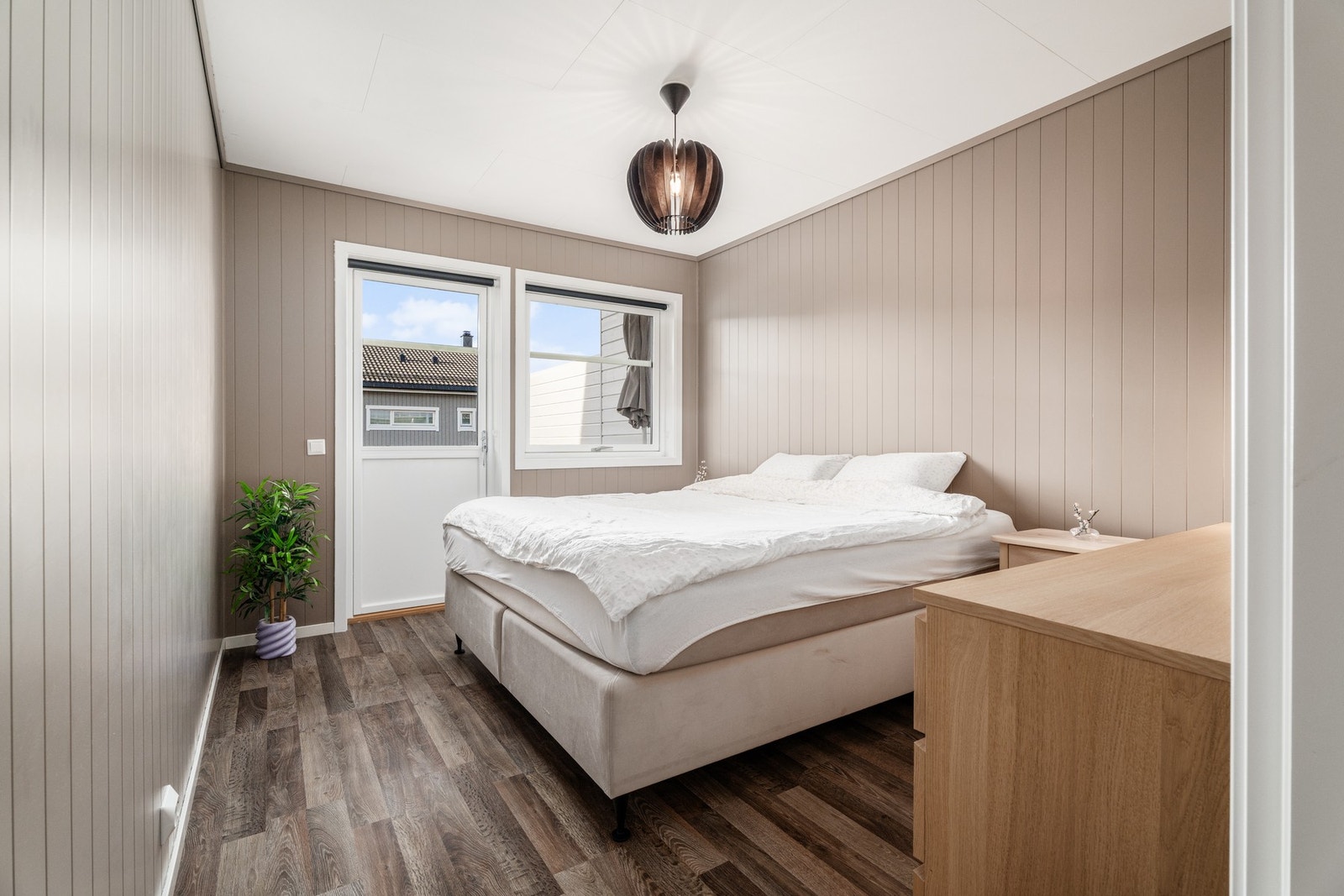 Hovedsoverommet har god plass til både dobbeltseng og kommode. Her er det også utgang til stor og vestvendt terrasse. Galleribilde