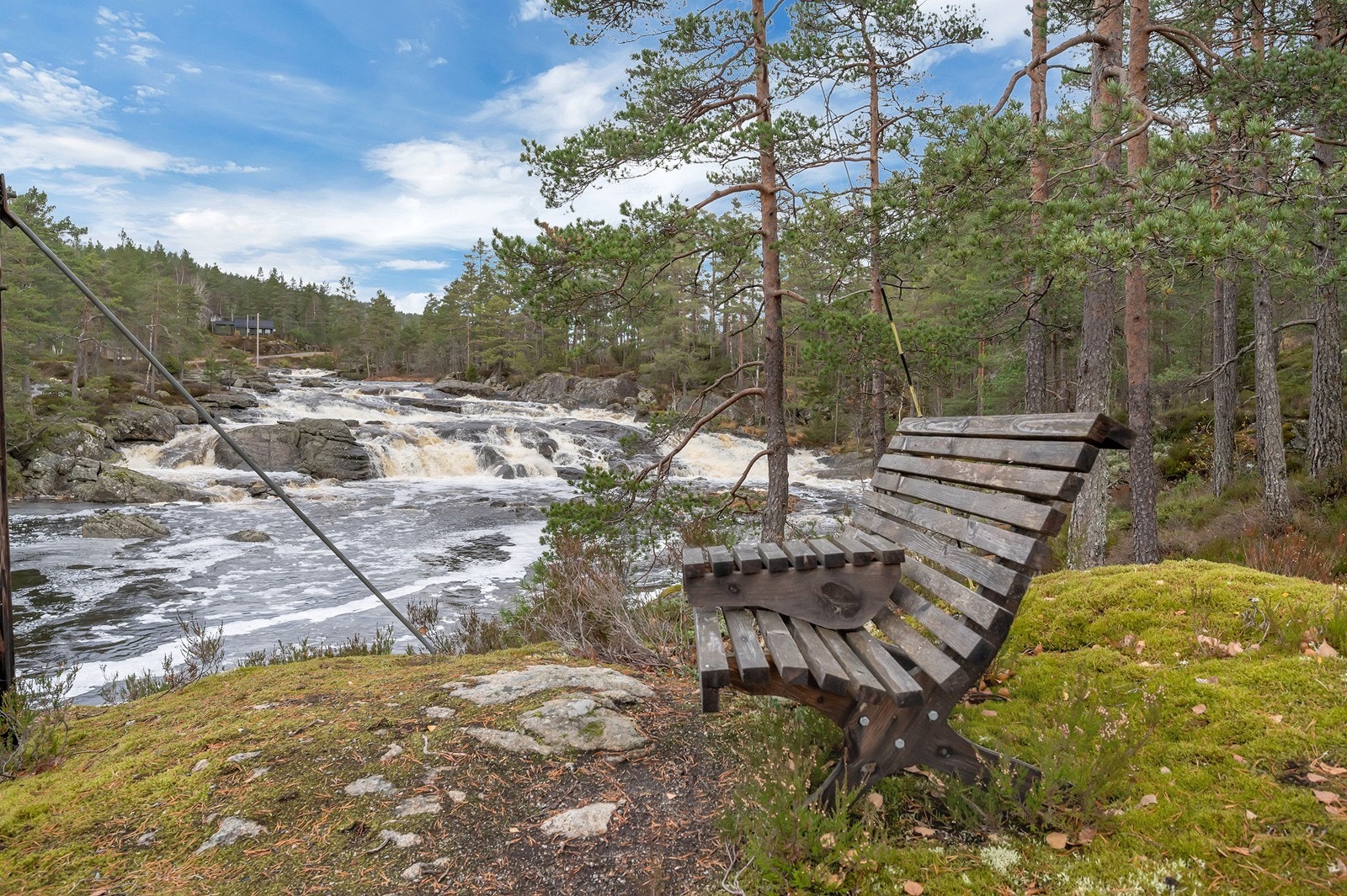 Idyllisk foss i nærområde Galleribilde
