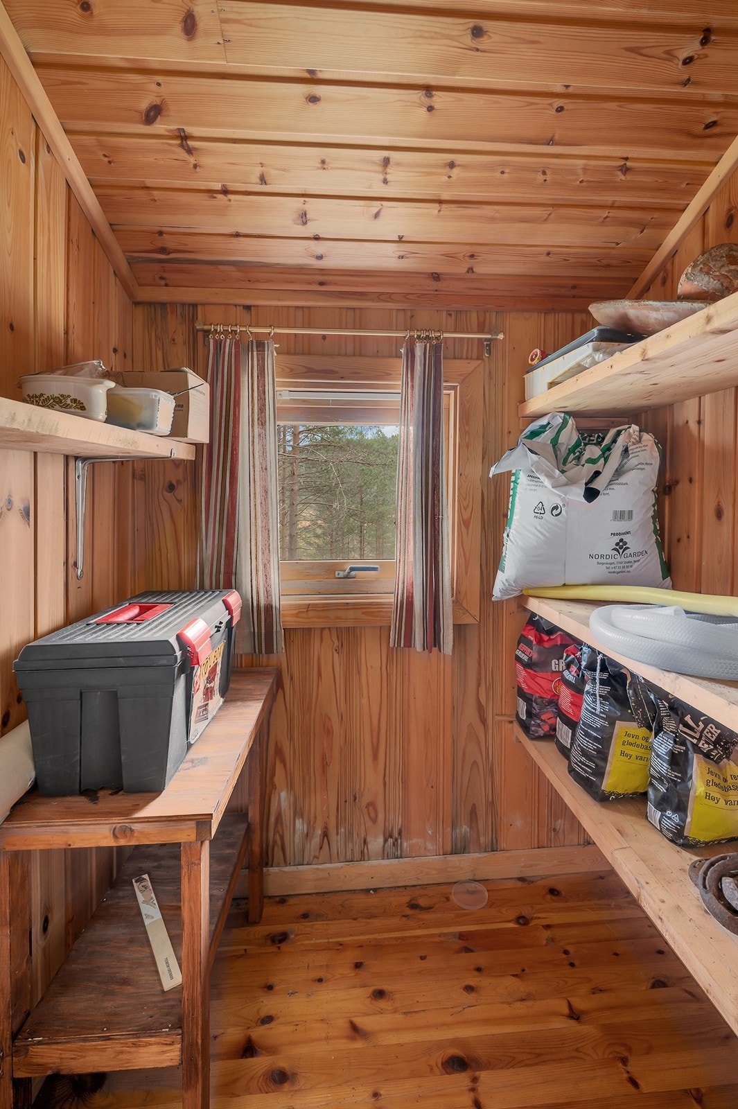 Bod med hyller for oppbevaring Galleribilde