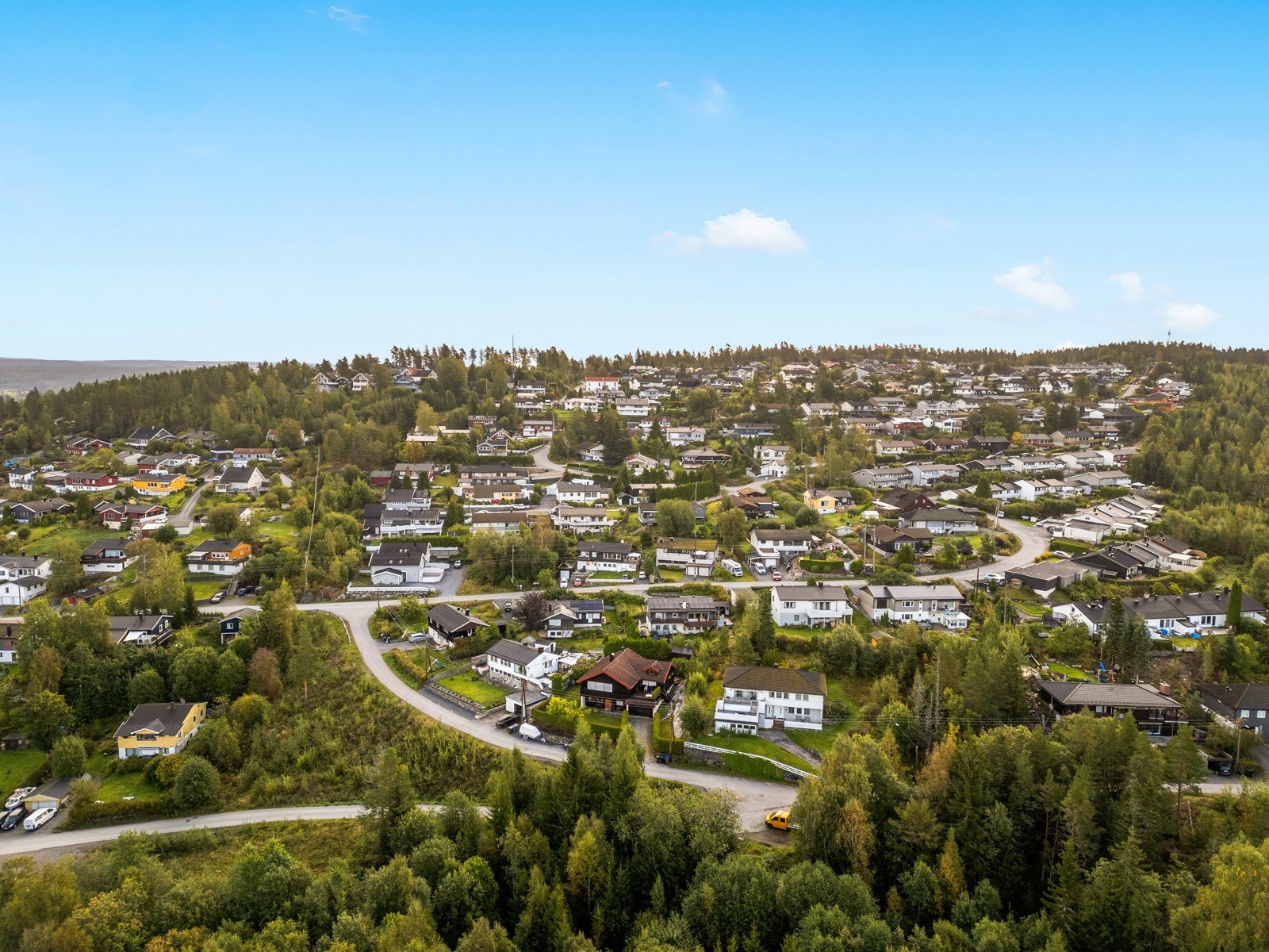 Auli stasjon ligger i gåavstand på ca 15 minutter, hvor R14 (Kongsvinger-Asker) bruker ca. 40 minutter til Oslo S. Med bil tar det ca 35 minutter til Oslo Lufthavn Gardermoen. Galleribilde