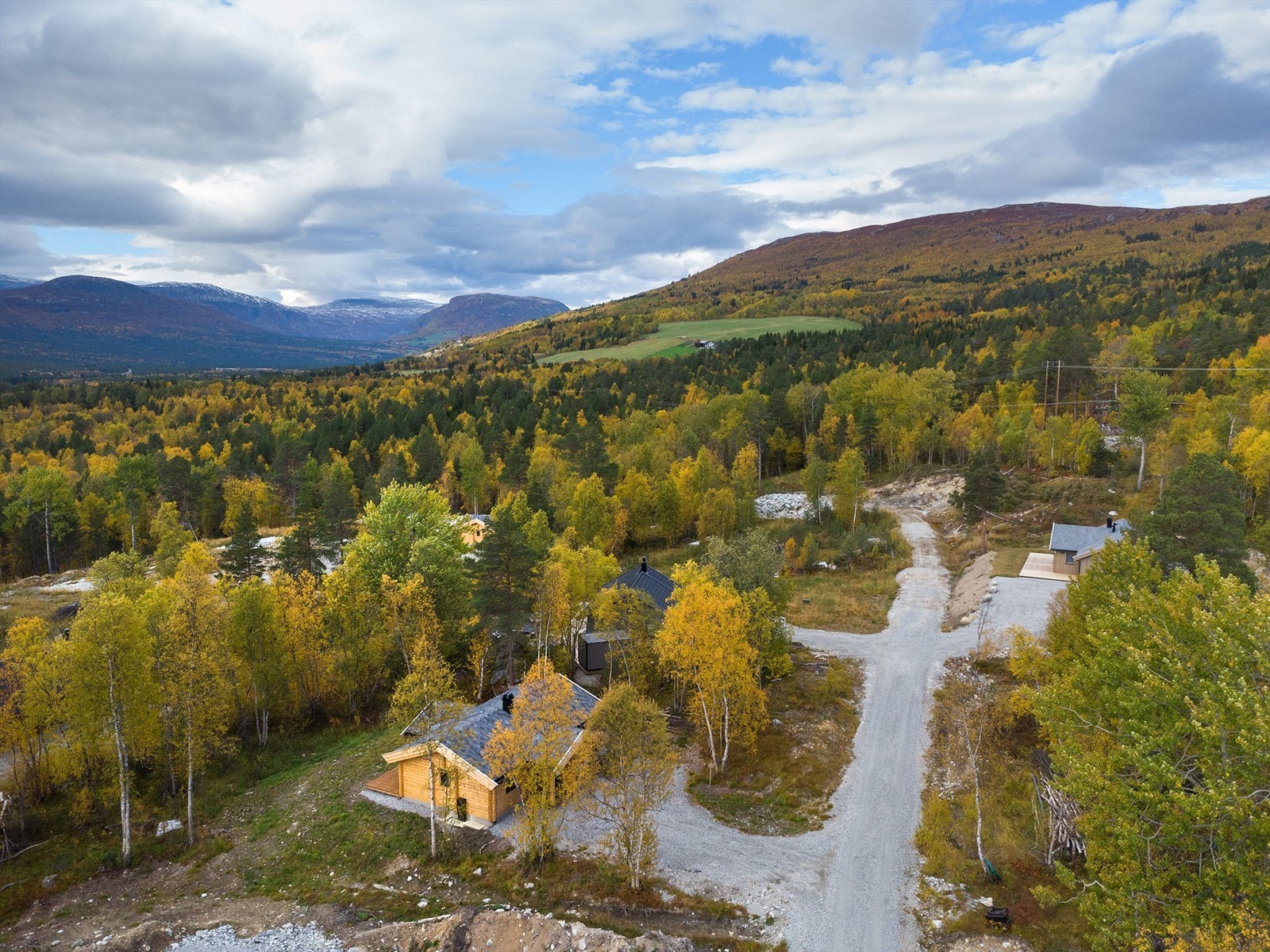 Dronebilde av eiendommen og hytteområdet Galleribilde