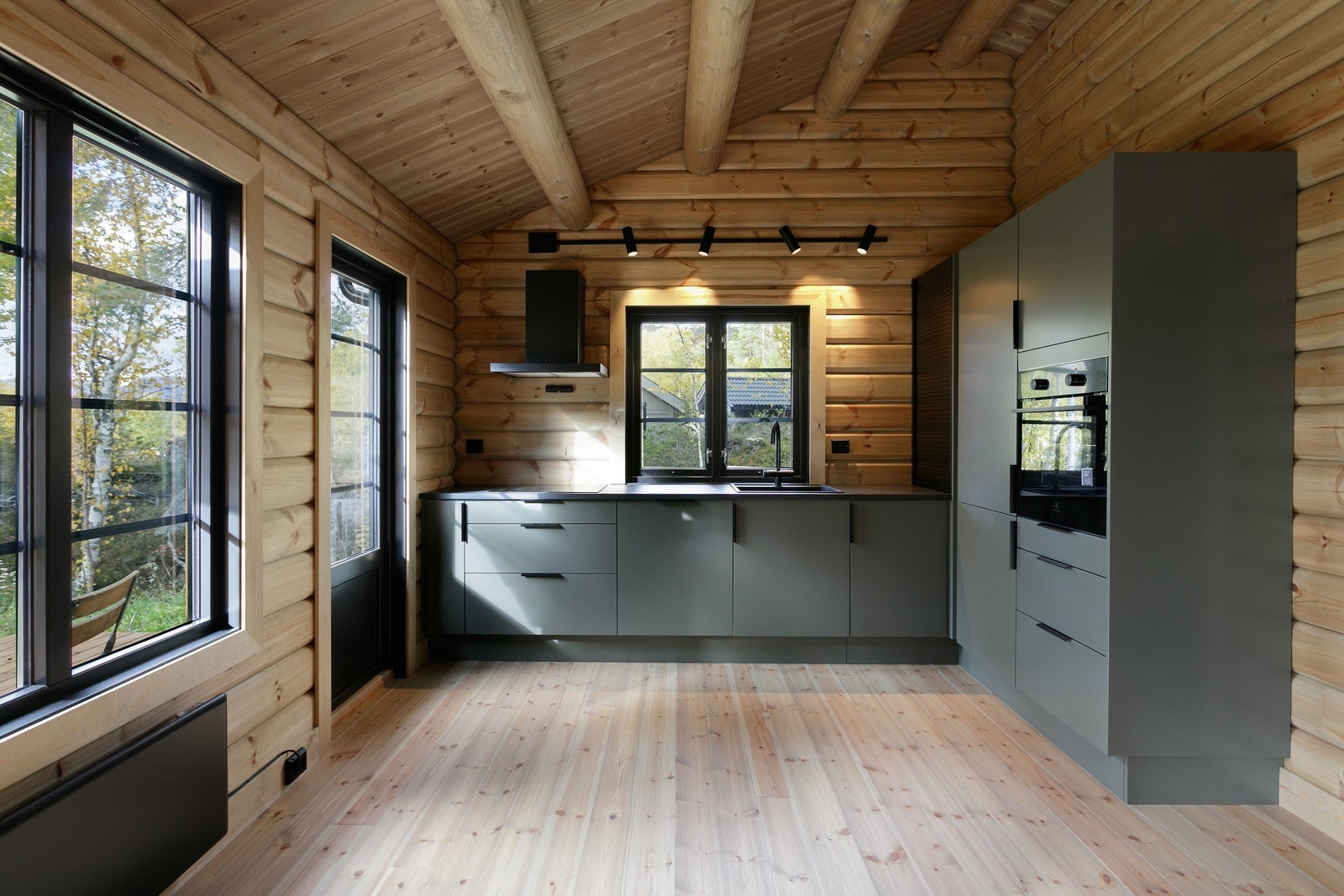 Kjøkkeninnredning fra Sigdal med glatte fronter og benkeplate av laminat Galleribilde