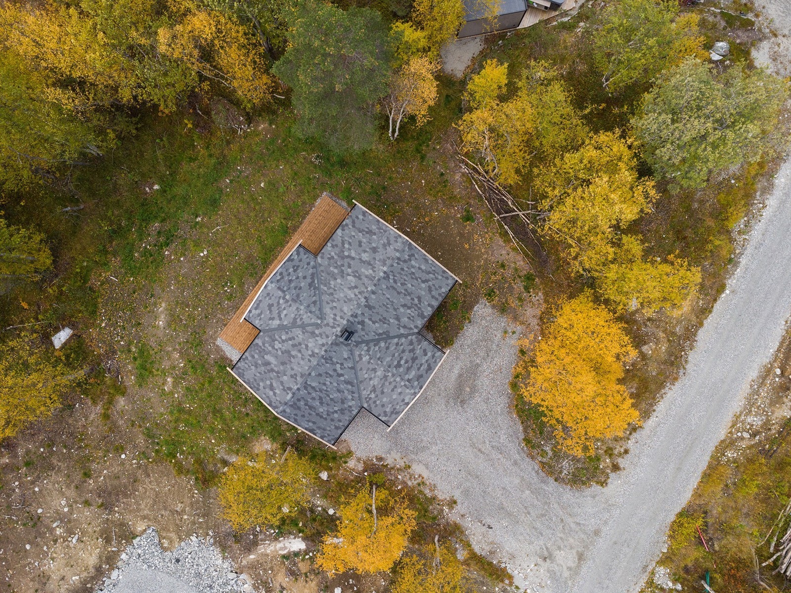 Dronebilde av eiendommen sett fra fugleperspektiv Galleribilde