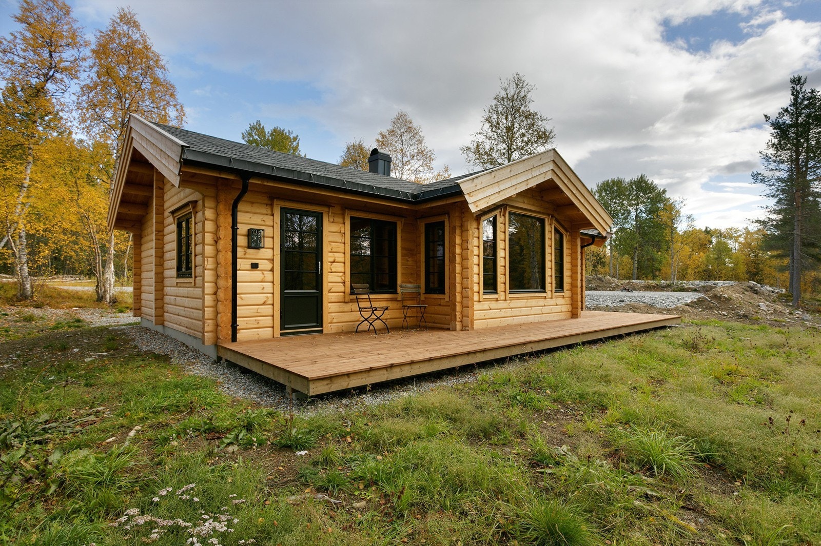 Fasade og markterrasse med lett tilgang til terreng/hage Galleribilde