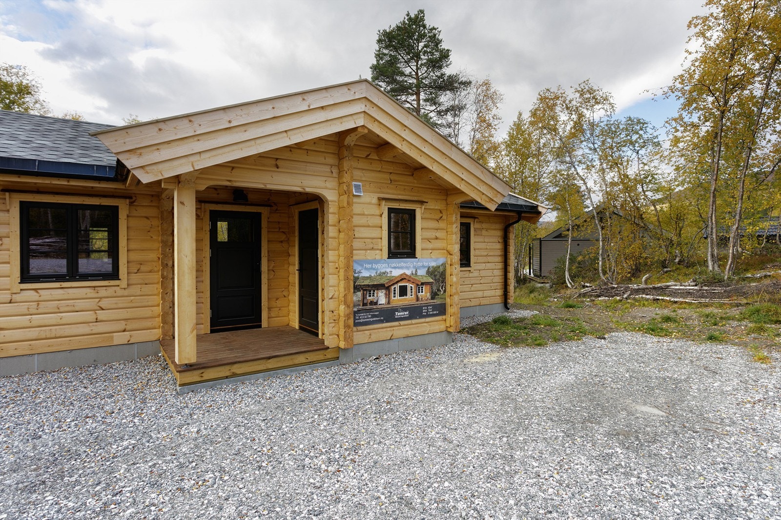 Fasade og overbygd inngangsparti Galleribilde