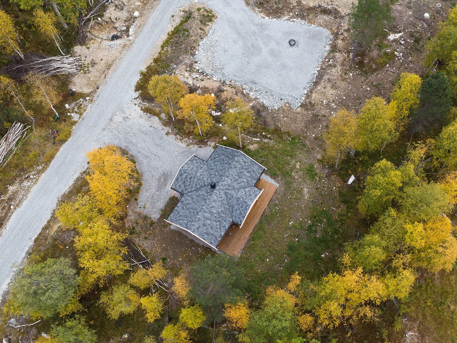 Dronebilde av eiendommen sett fra fugleperspektiv Galleribilde