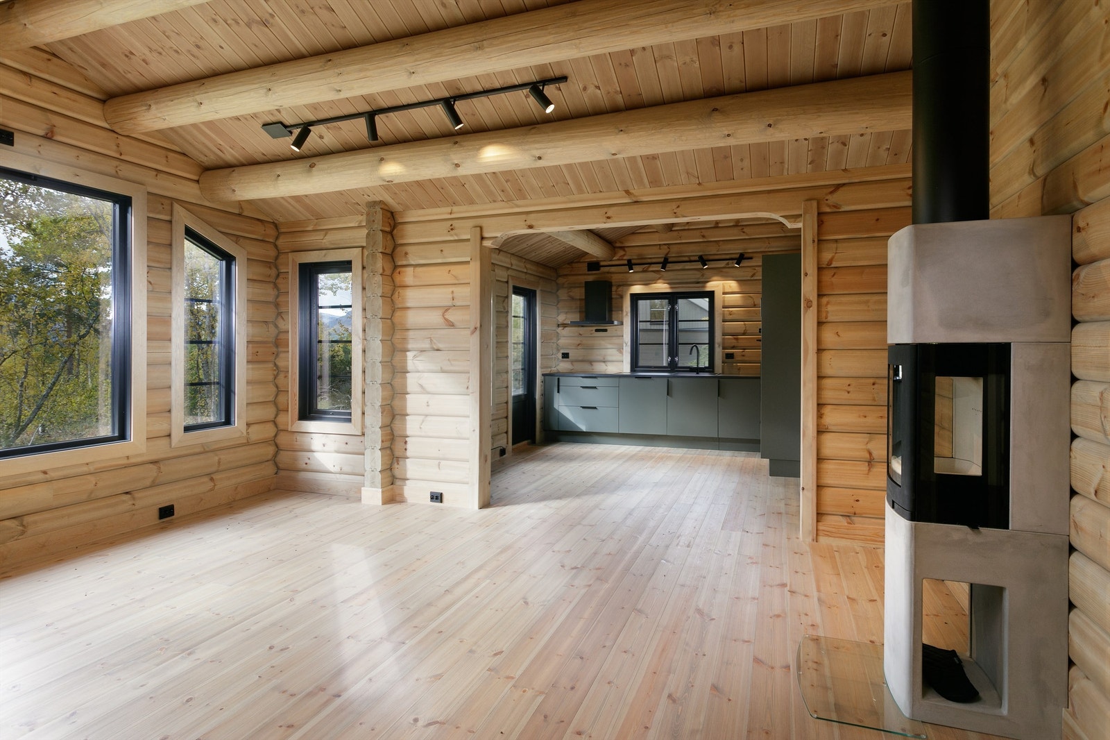 Det er god takhøyde i stuen og store vindusflater som gir godt med naturlig lysinnslipp Galleribilde