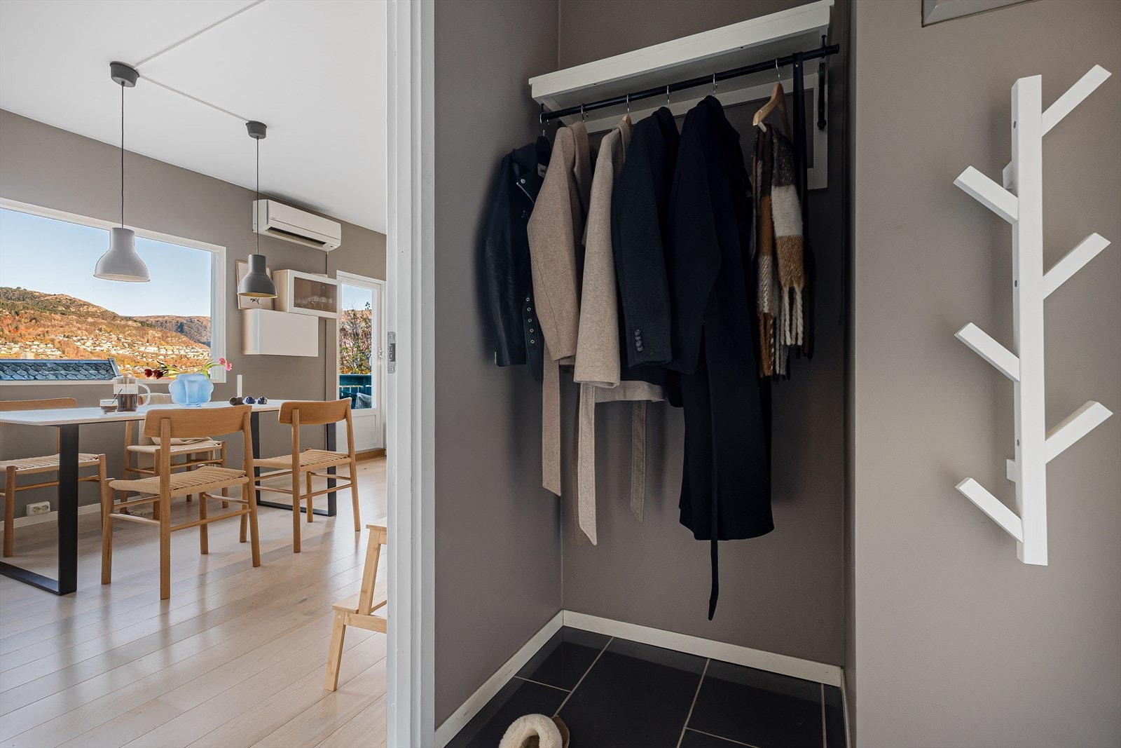 Innbydende gang med gode oppbevarings muligheter. Galleribilde