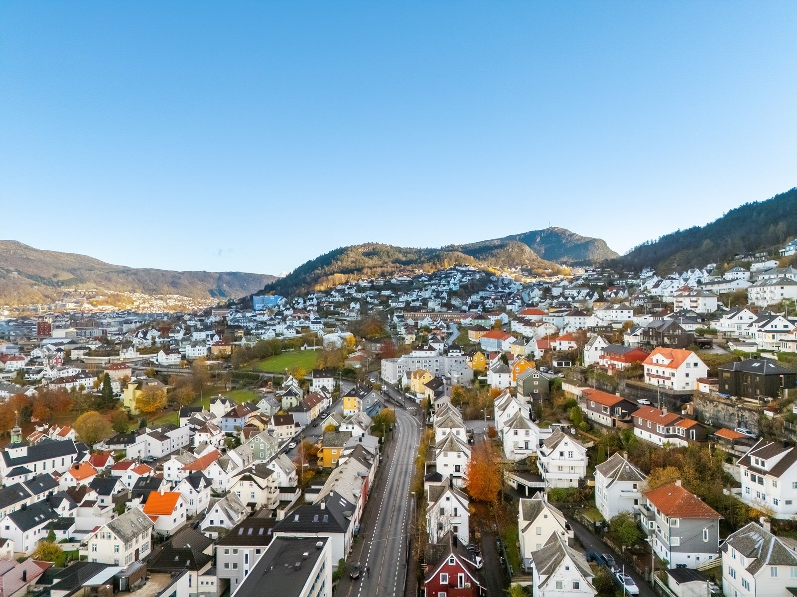 Nærområde - flotte parkområder i umiddelbar nærhet med bl.a. Kirkebukten med badeplass og park. Her ligger og den nærmeste dagligvarebutikken (Coop Extra). Galleribilde