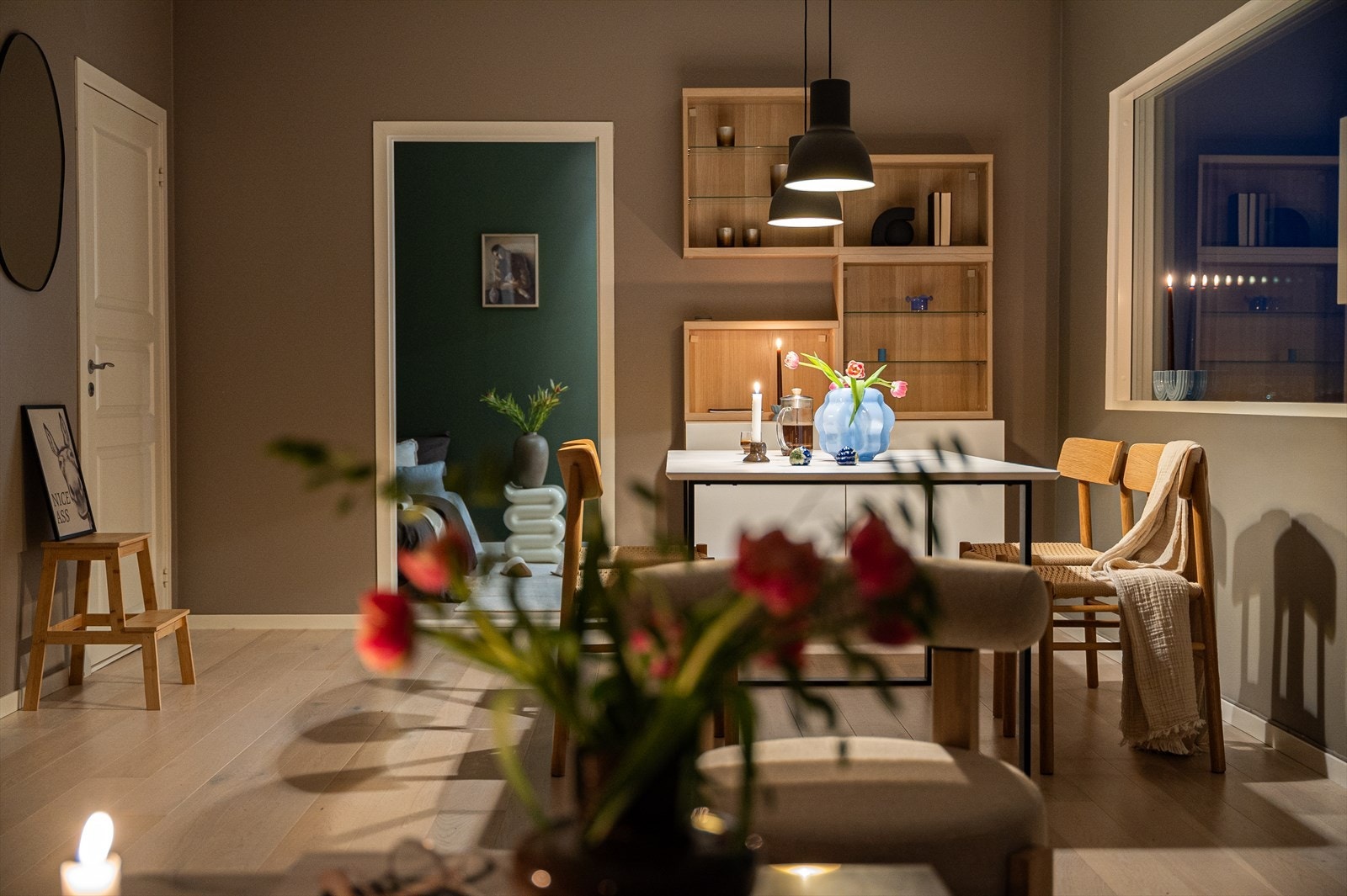 Stuen er malt i tidsriktige farger med parkett på gulv. Galleribilde