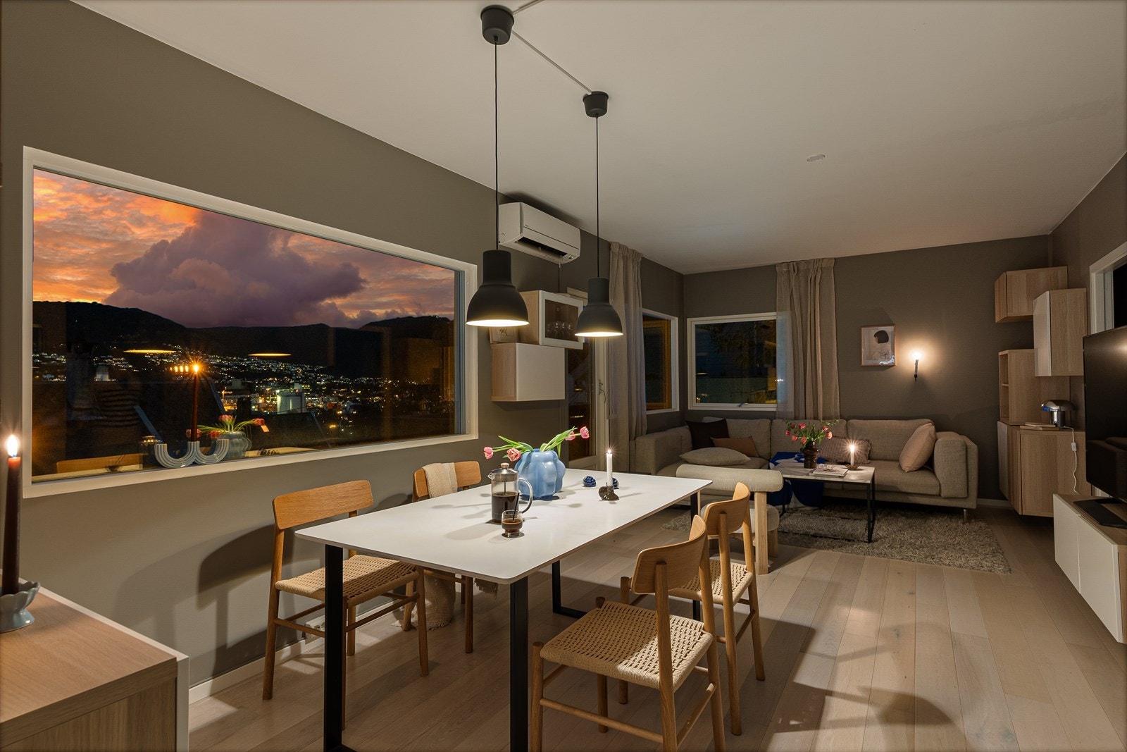 Leiligheten har en god atmosfære med gjennomgående nydelige utsiktsforhold! Galleribilde