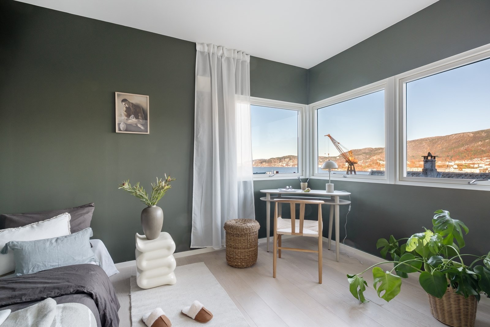 Soverom 2 måler 9 kvm og er et perfekt gjesterom/kontor! Galleribilde