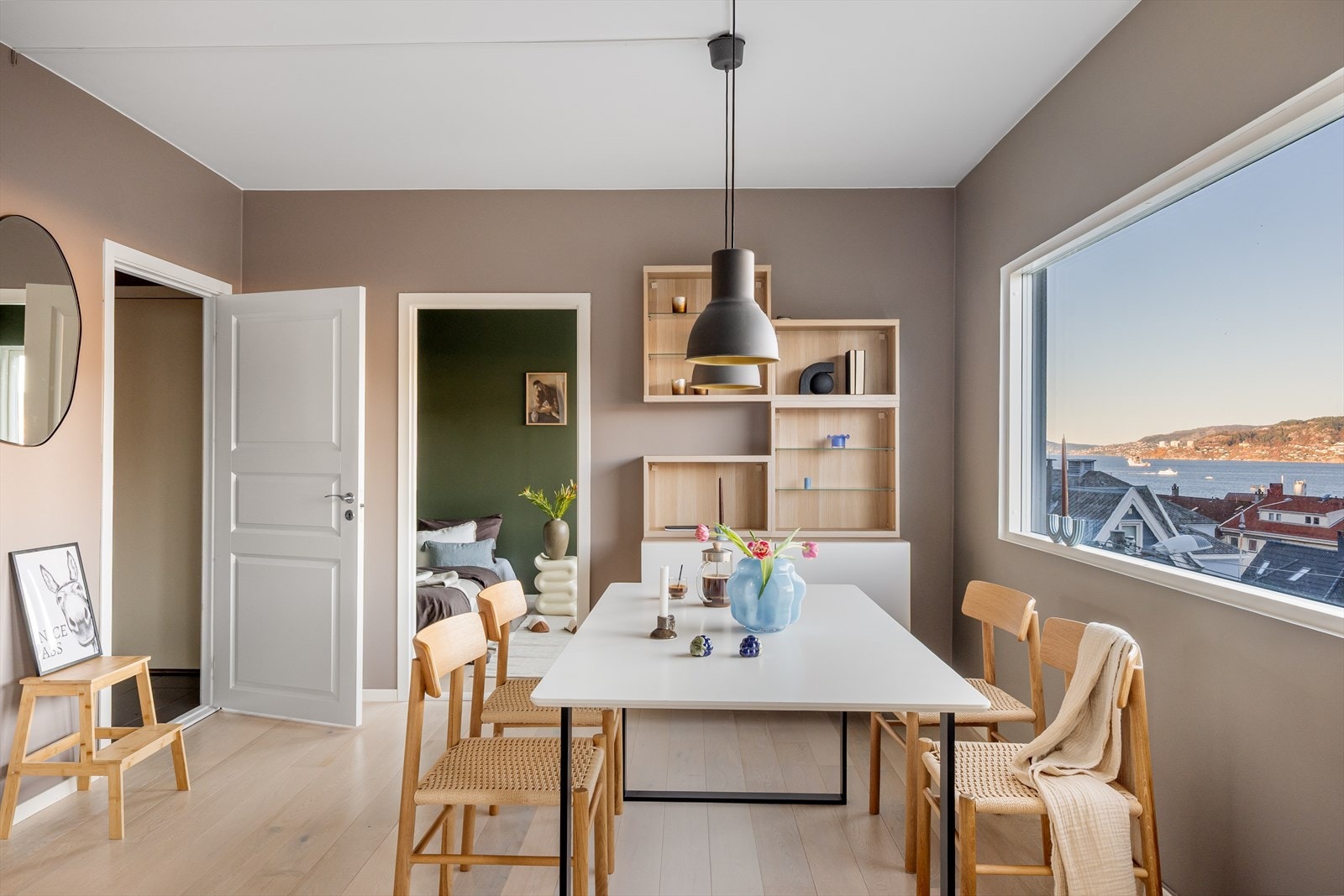 Naturlig plassering av spisesone. Galleribilde