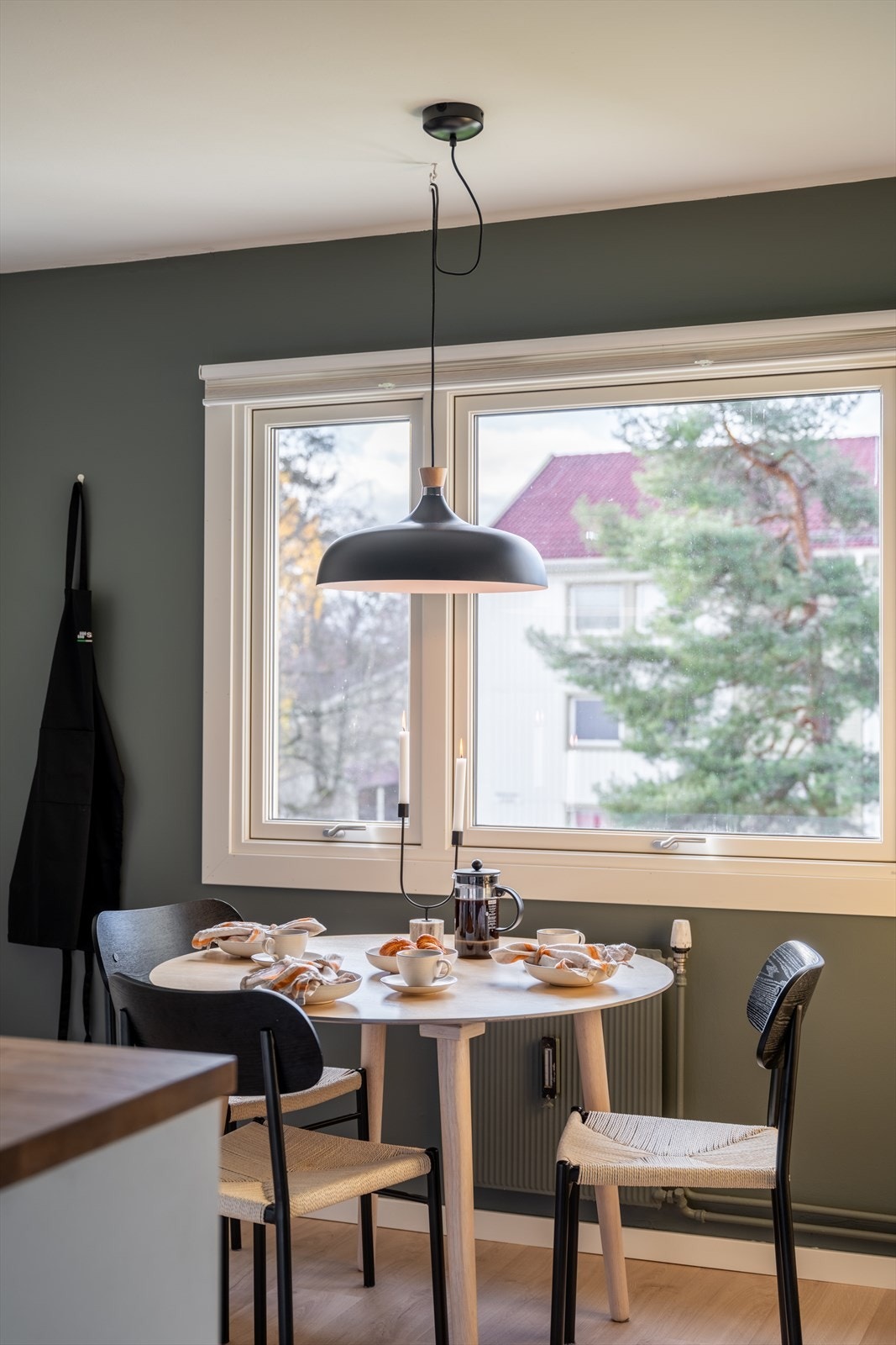 Kjøkkenet er både funksjonelt og stilfullt, og har store arbeidsflater og god oppbevaringsplass. Galleribilde