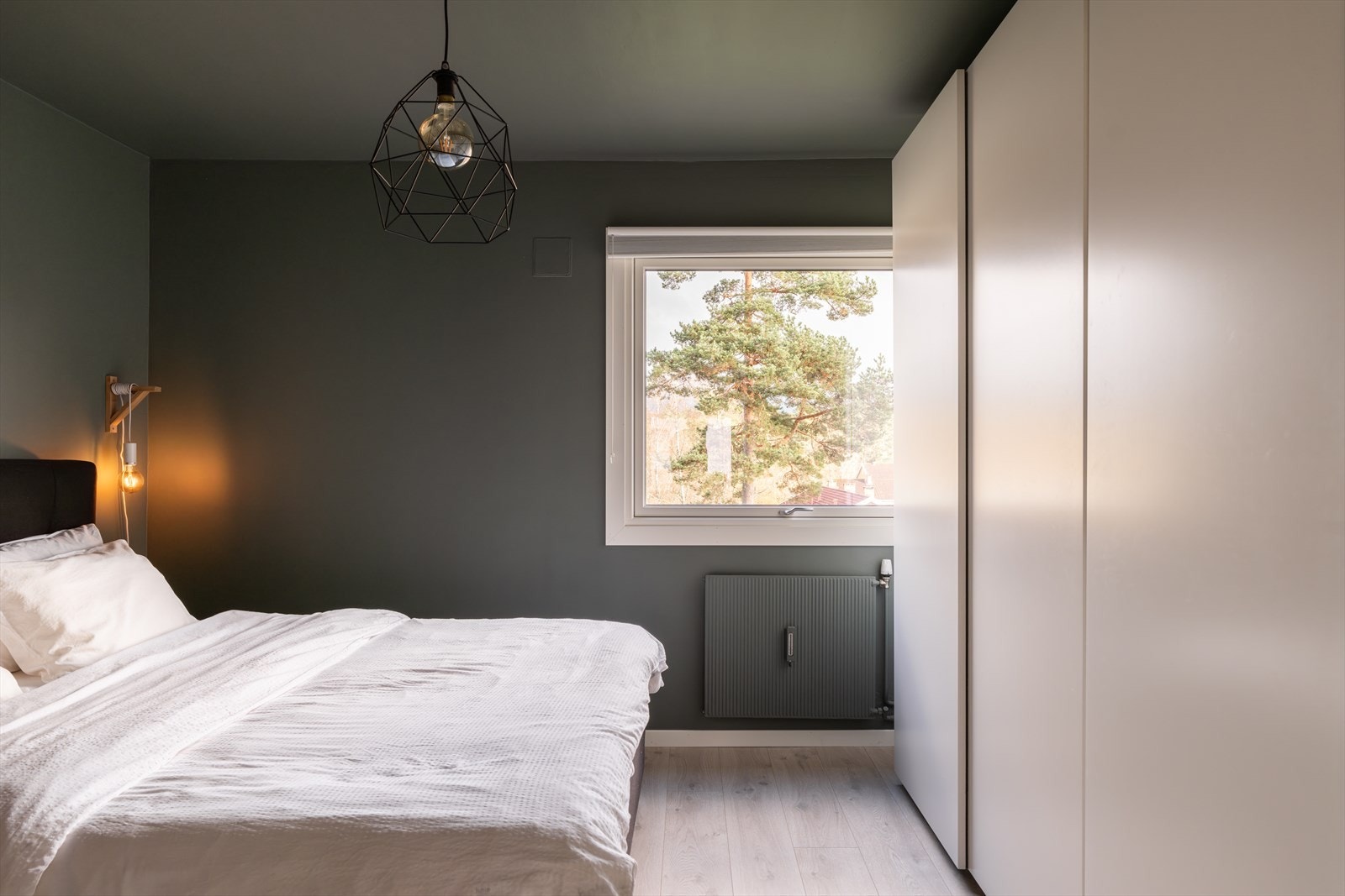 Lune og romslige soverom med god plass til dobbeltseng, nattbord og oppbevaringsmøbler. Galleribilde